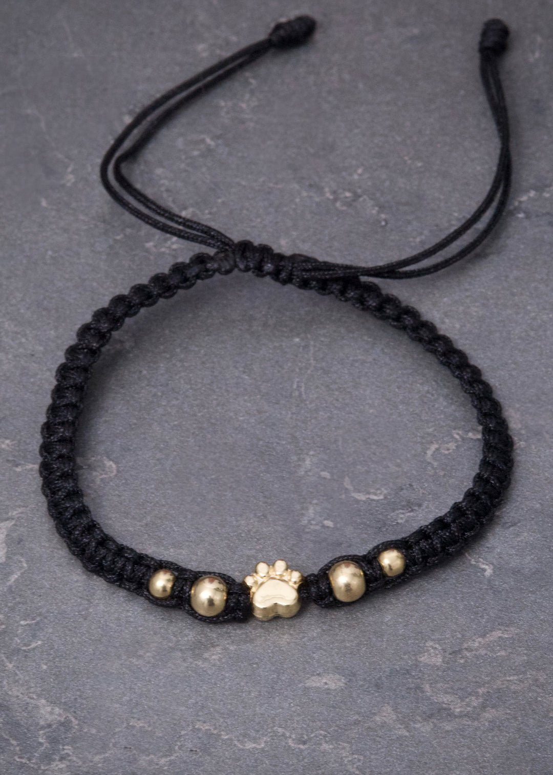 Pulsera en Hilo Negro con Herraje Huella 0.5gr — Oro Amarillo