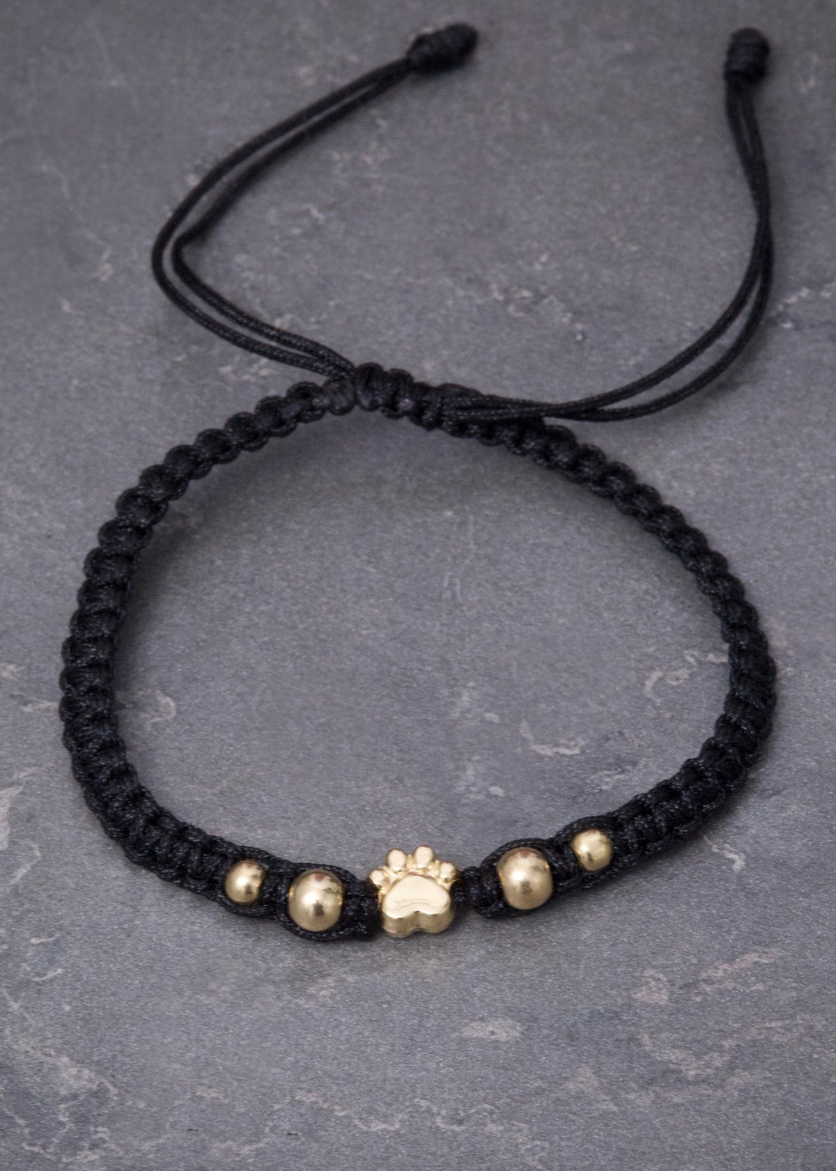 Pulsera en Hilo Negro con Herraje Huella 0.5gr — Oro Amarillo