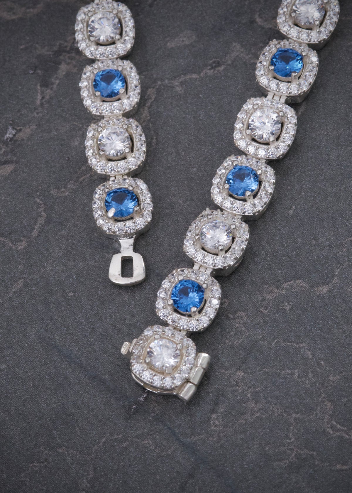 Cadena Tenis con Swarovski Azul y Blanco 63.65gr / 55cm / 7.7mm — Plata 925