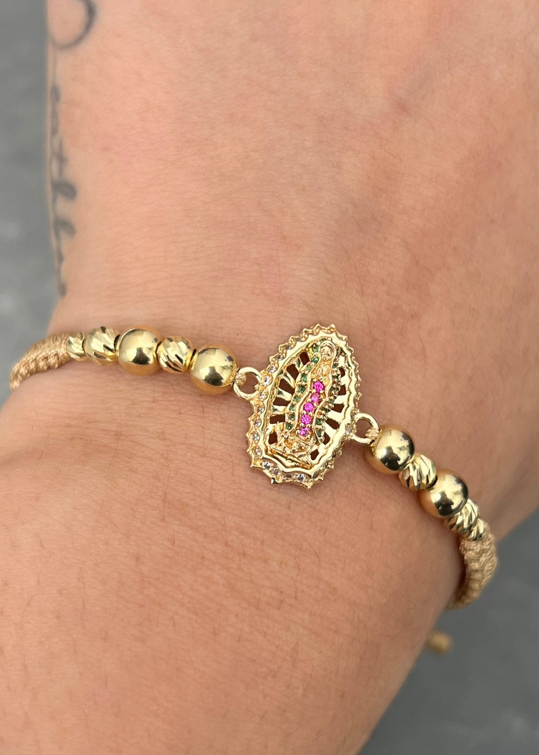 Pulsera en Beige con Herraje Virgen de Guadalupe 3.2gr — Oro Amarillo