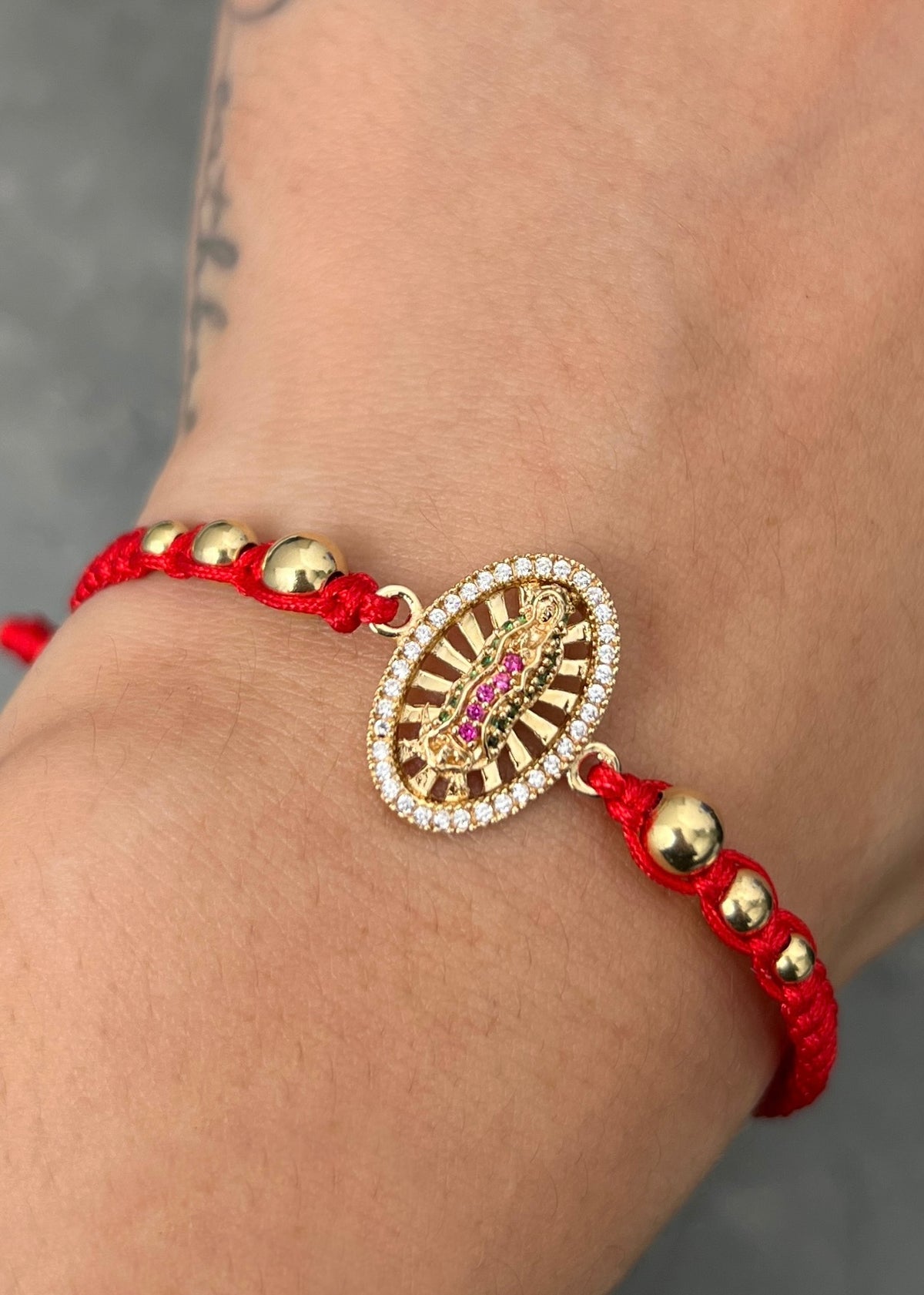 Pulsera en Hilo Rojo con Herraje Virgen de Guadalupe 3gr — Oro Amarillo