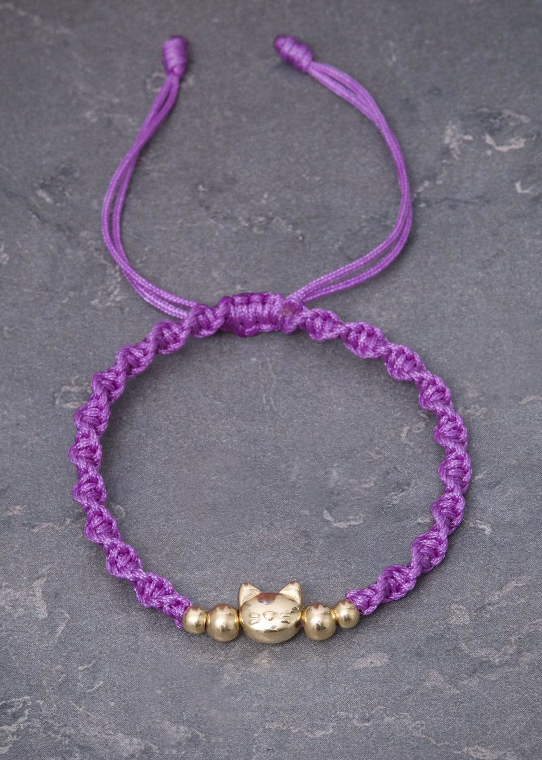 Pulsera en Hilo Morado con Herraje Gato 0.55gr — Oro Amarillo