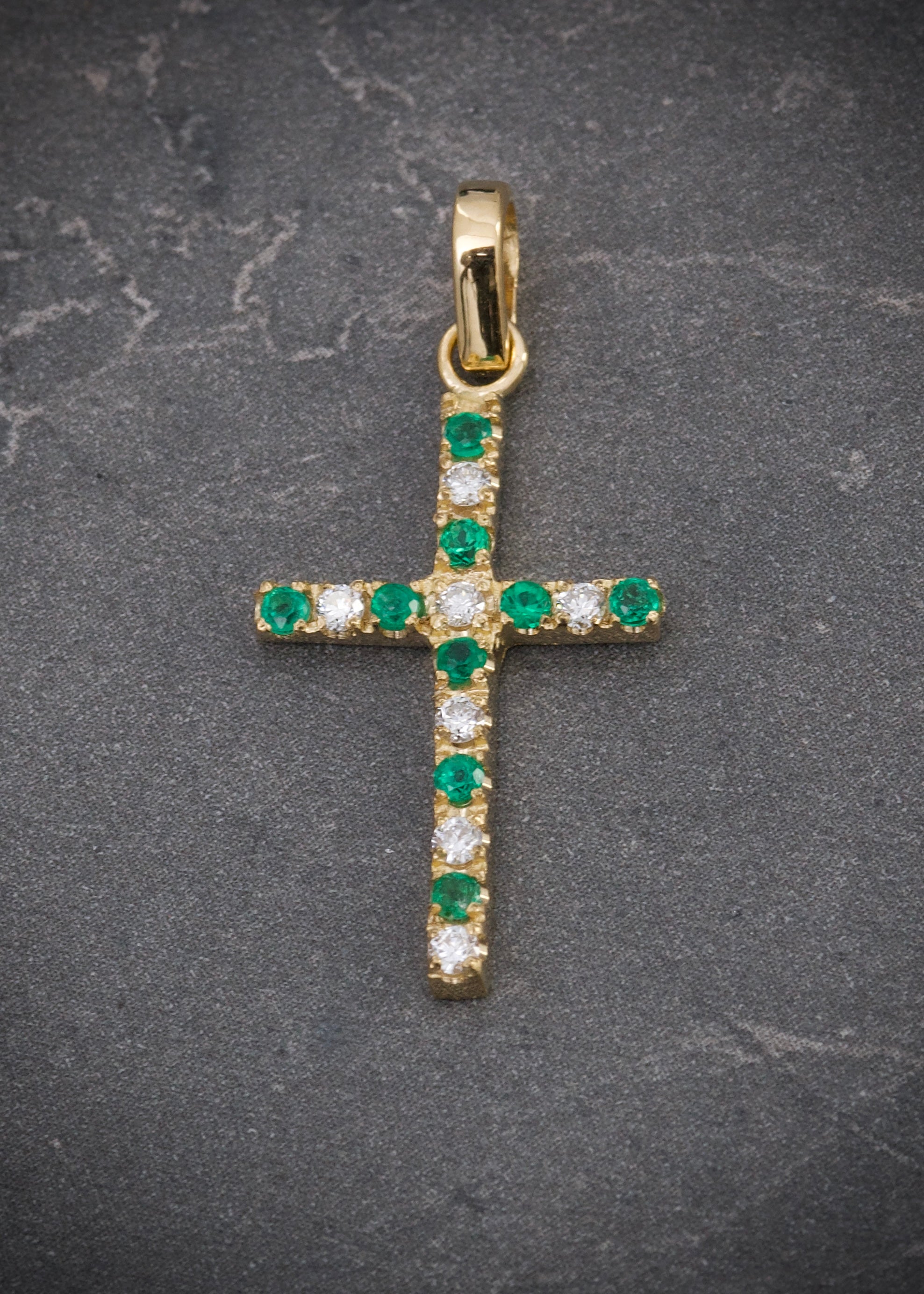 Dije cruz con 16pts de diamantes y 18pts de esmeraldas 1.6gr / Largo 3cm / Oro Amarillo (Joya) P