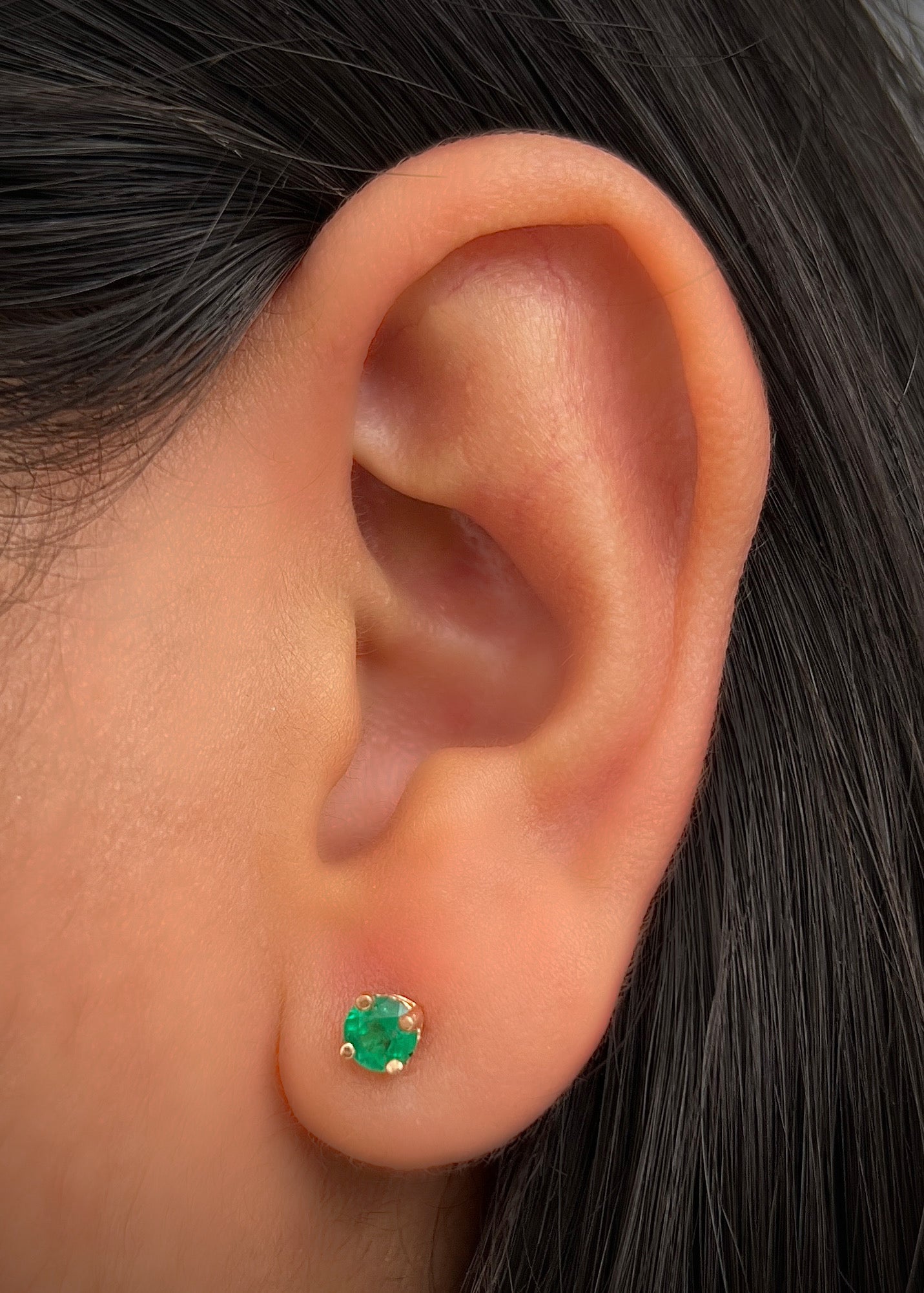 Topos con 64pts de esmeralda 1.1gr / Largo 0.45cm / Oro Rosado (Joya) B