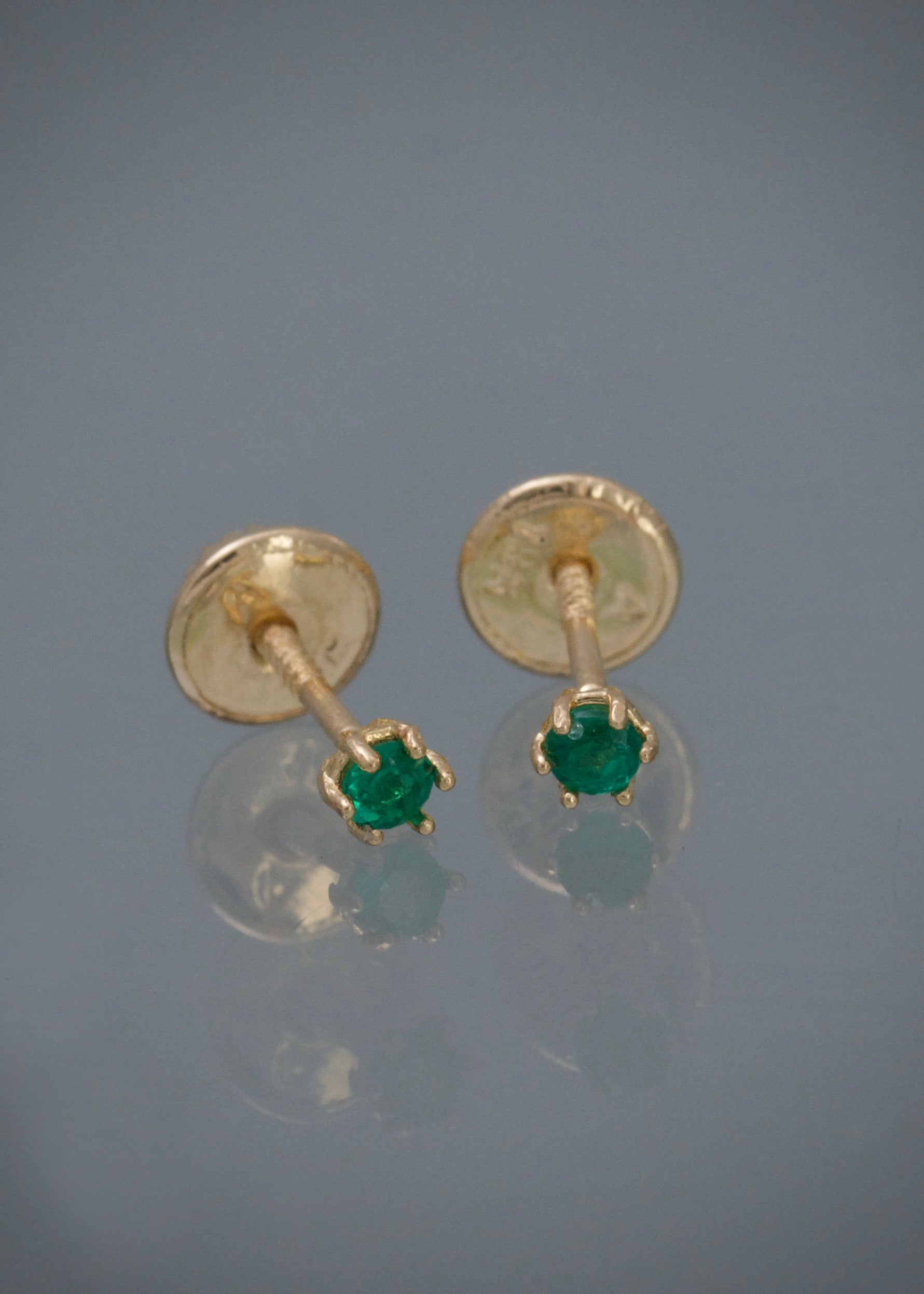 Topos con 11pts de esmeralda 0.5gr / Largo 0,28cm / Oro Amarillo (Joya) P