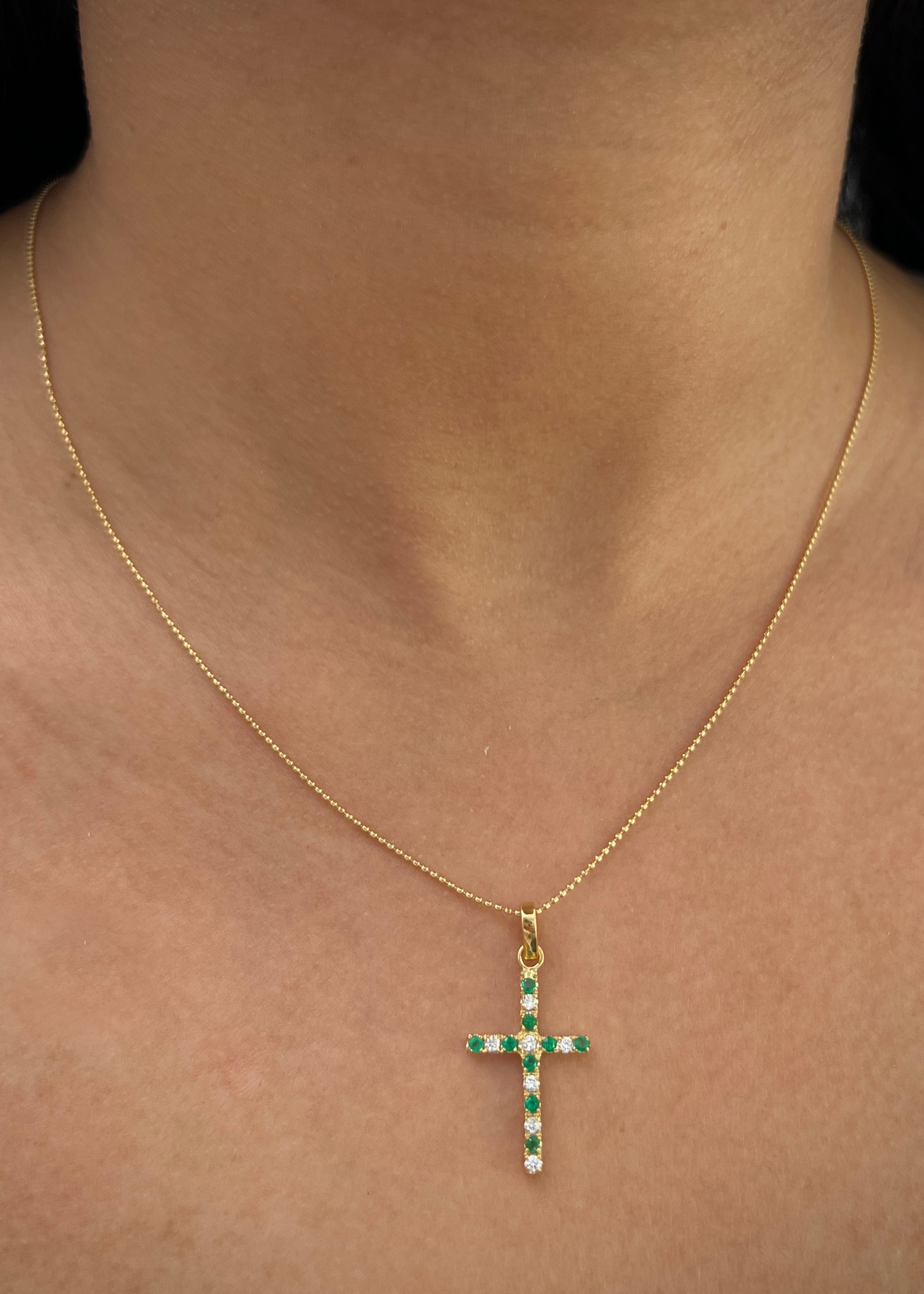 Dije cruz con 16pts de diamantes y 18pts de esmeraldas 1.6gr / Largo 3cm / Oro Amarillo (Joya) P