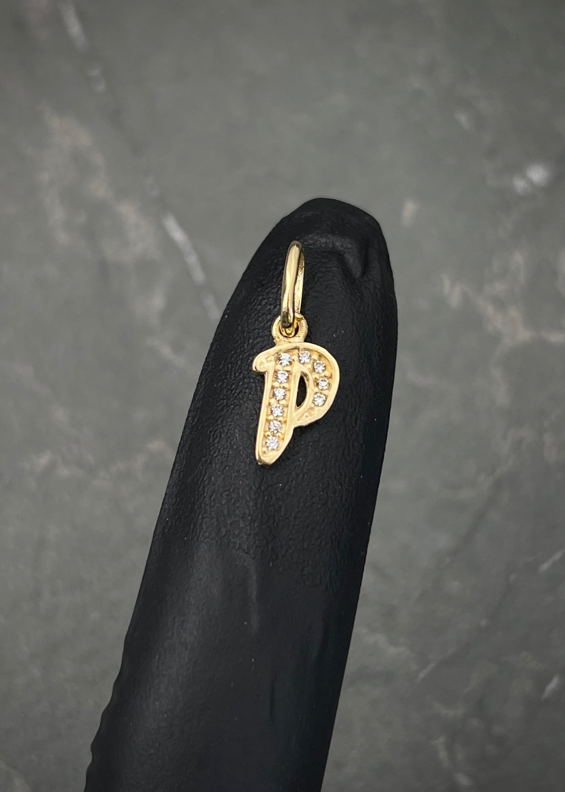 Dije letra P con swarovski blanco 0.65gr / Largo 1.7cm / Oro Amarillo Nac M