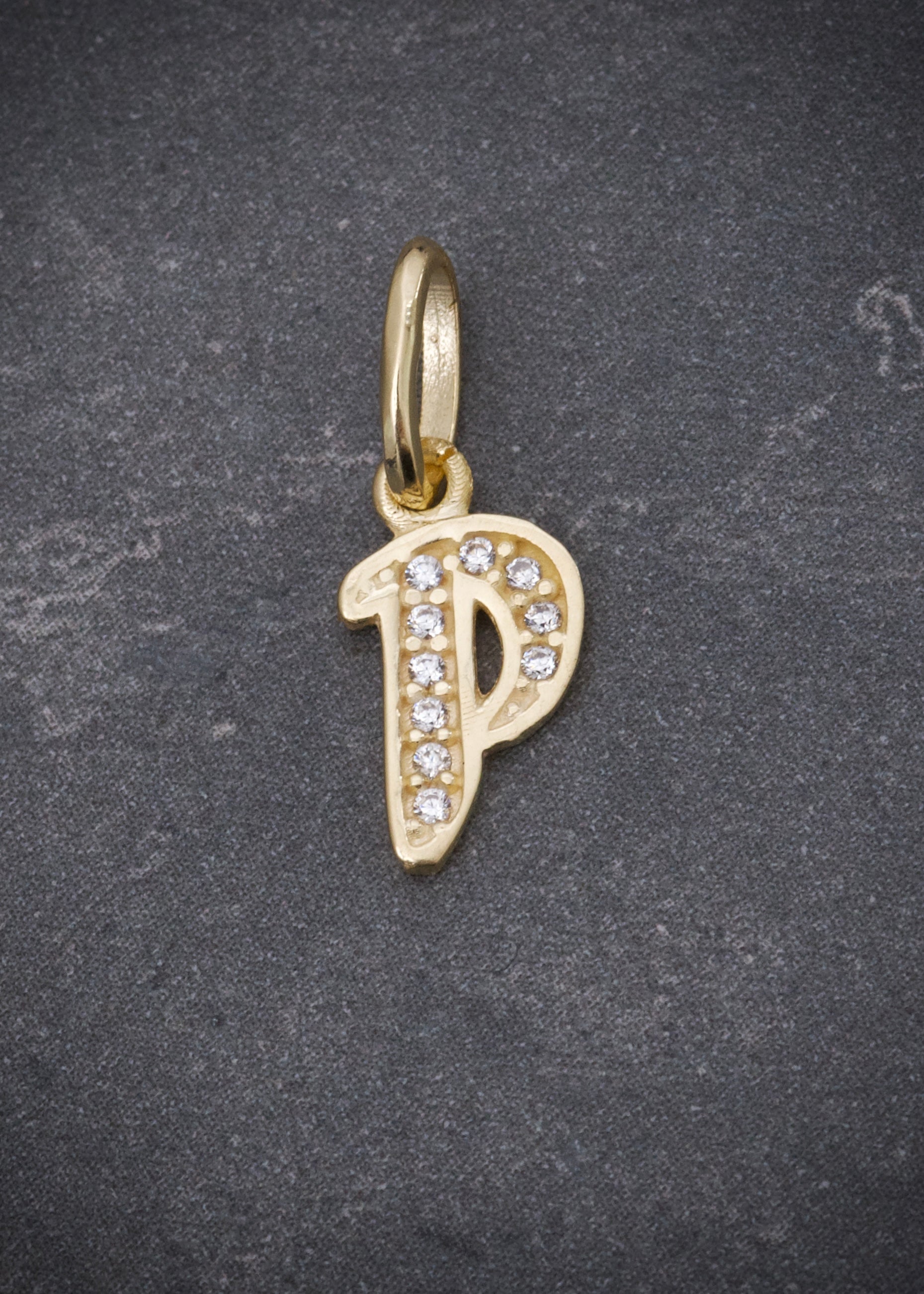 Dije letra P con swarovski blanco 0.65gr / Largo 1.7cm / Oro Amarillo Nac M