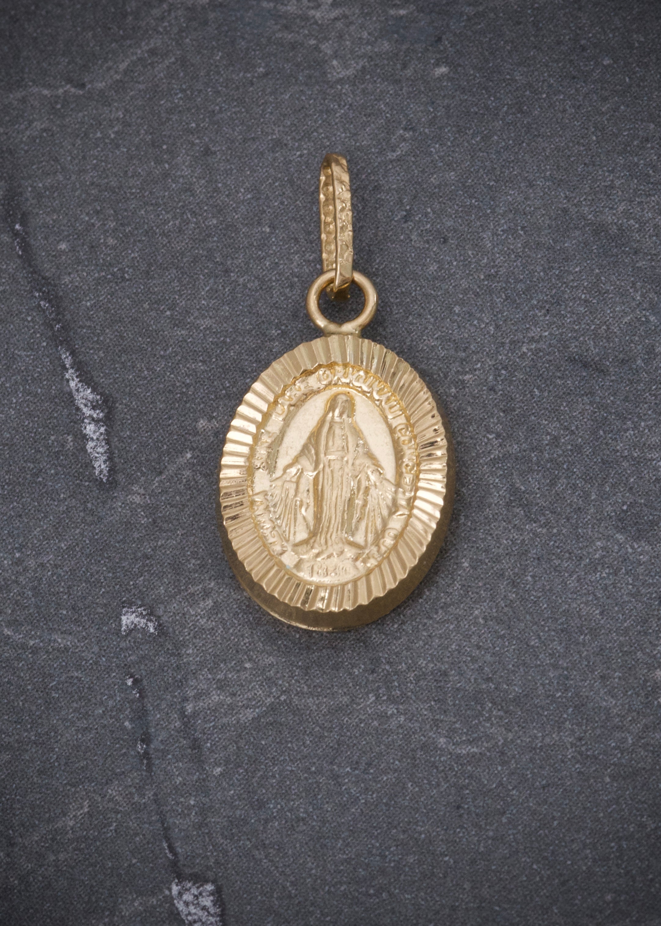 Dije Virgen de la milagrosa 0.9gr / Largo 2.1cm — Oro Amarillo