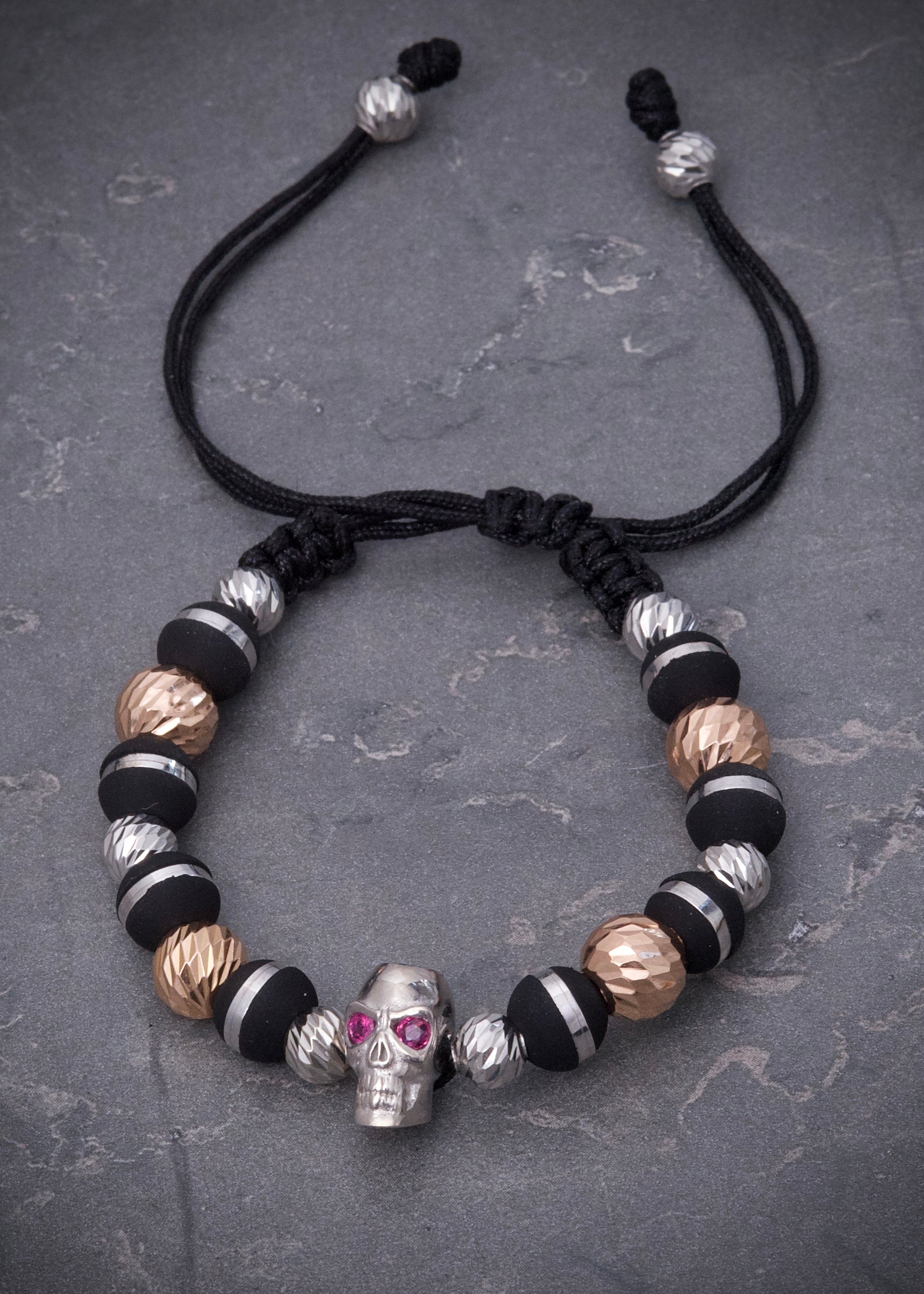 Pulsera en hilo negro con herraje calavera 17pts de rubies 7.7gr / Dos Oros (Joya) M