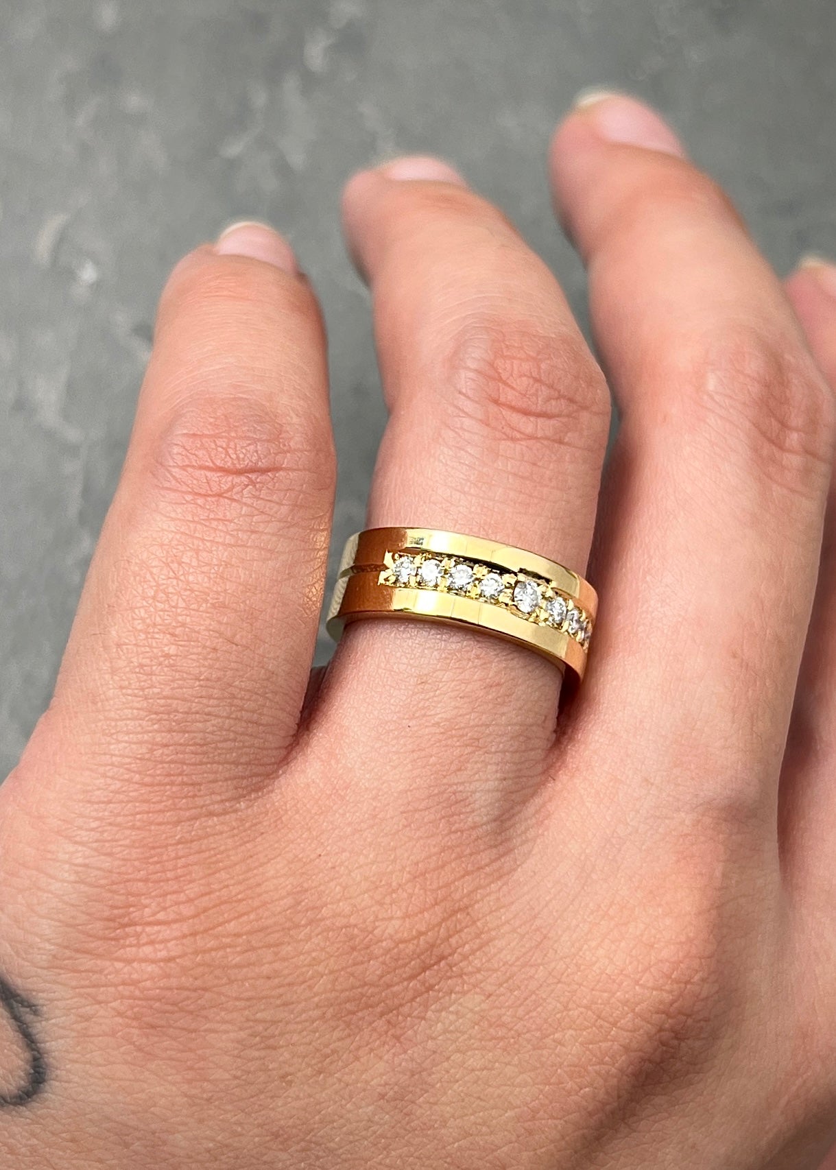 Argolla con 5pts de diamante central y 24pts de diamantes laterales 8.25gr / TALLA 5 1/2 / Oro Amarillo (Joya) M