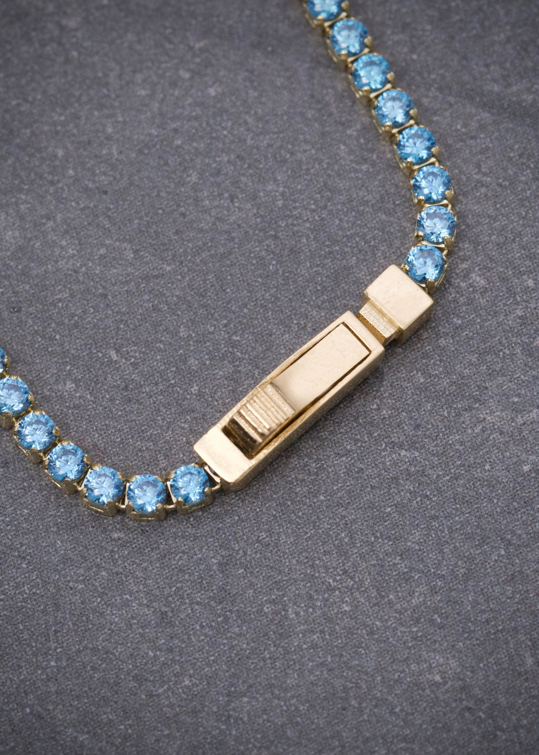 Pulso Tenis con Swarovski Azul 2.7gr / 19cm / 1.8mm — Oro Amarillo