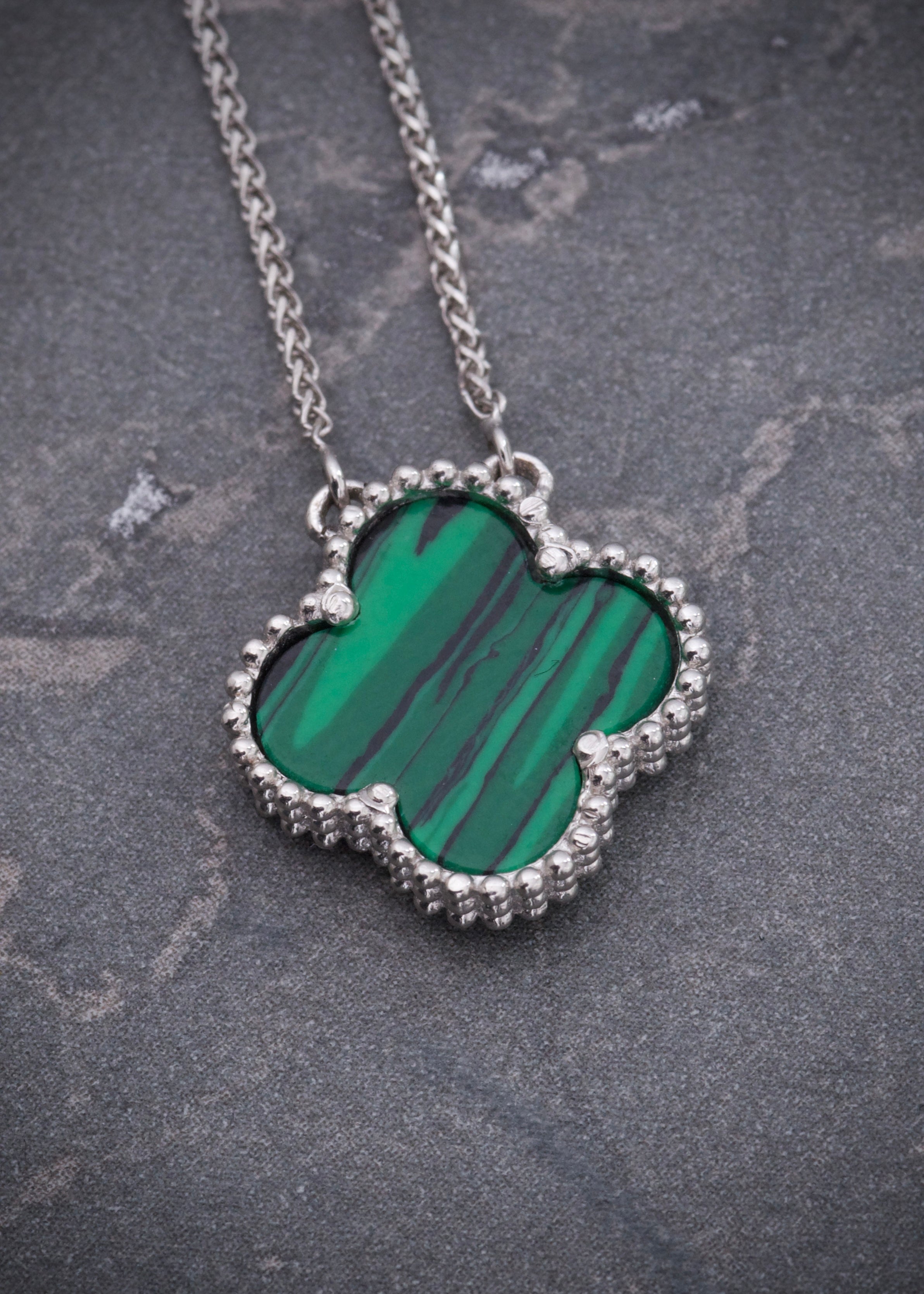 Cadena lucky clover piedra verde 3.55gr / Largo 40cm / Oro Blanco italy cte M