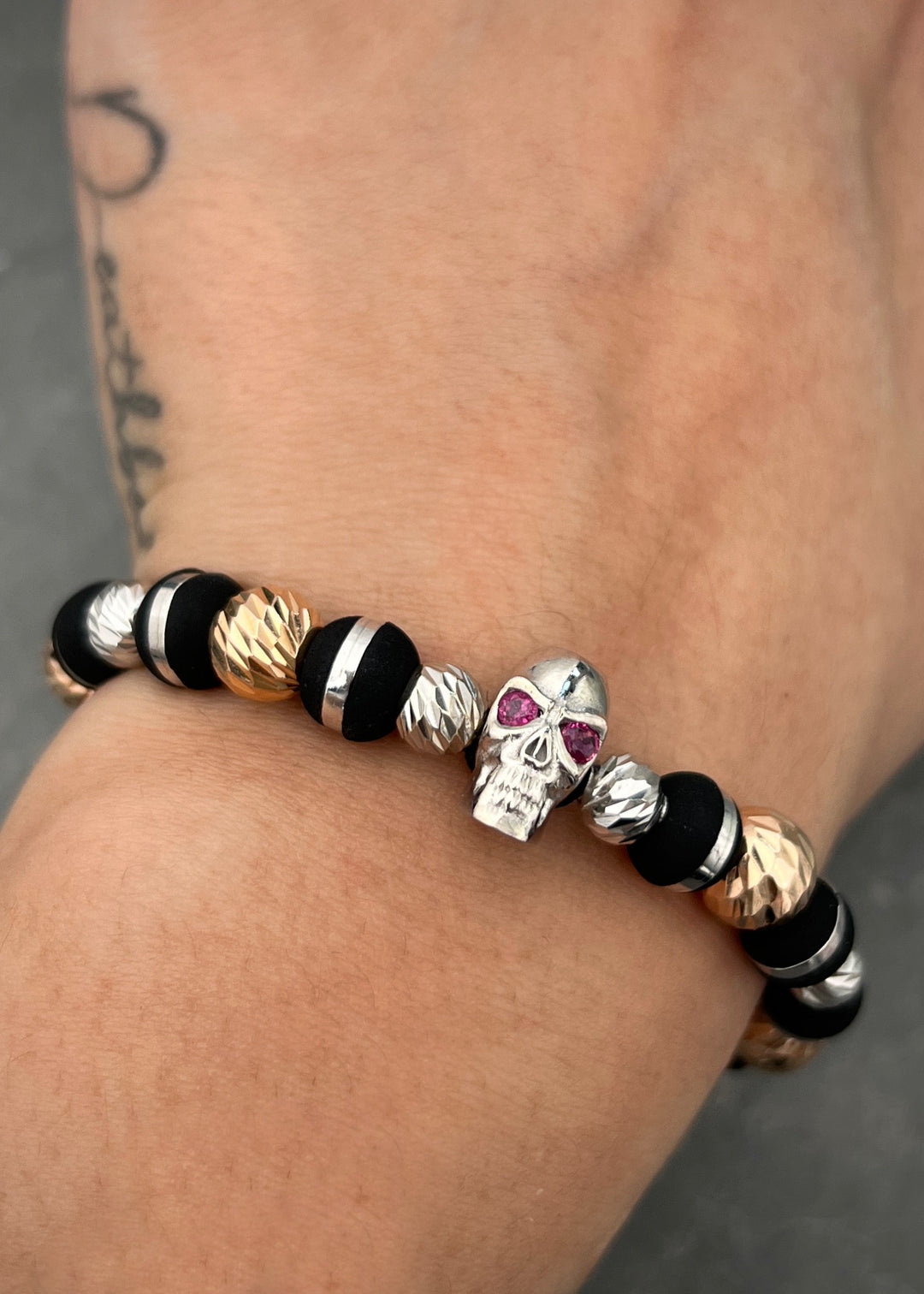 Pulsera en hilo negro con herraje calavera 17pts de rubies 7.7gr — Dos Oros