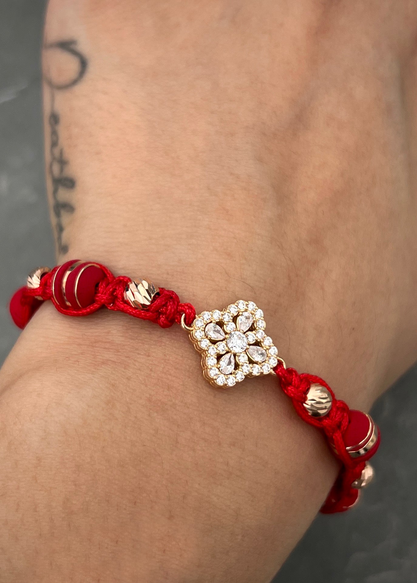 Pulsera en hilo rojo con herraje lucky clover 2.78gr / Oro Rosado (Joya) M
