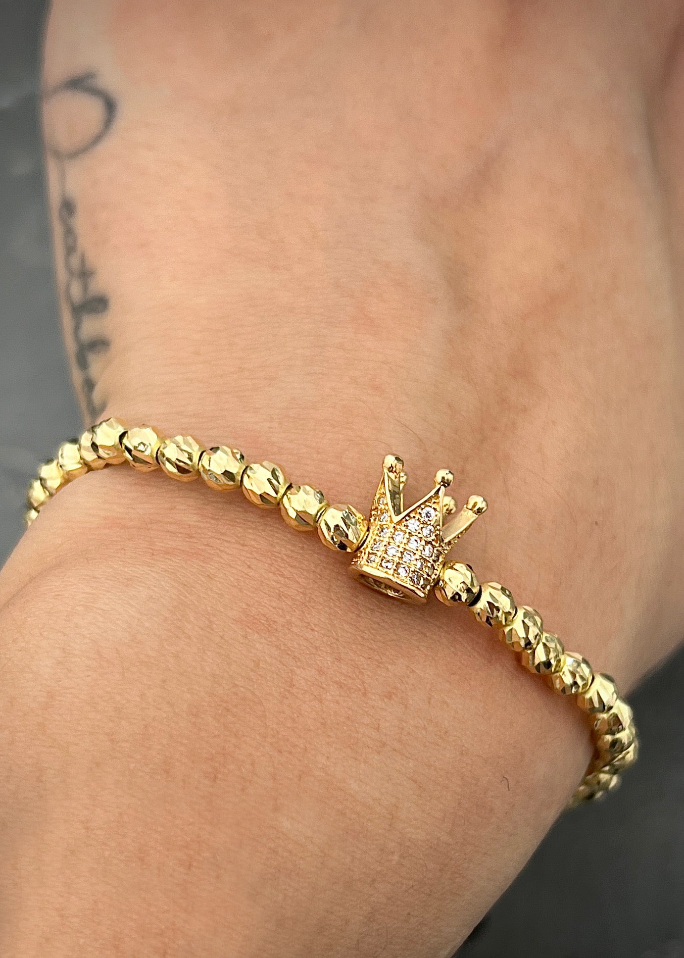 Pulsera en hilo negro con herraje de corona 5.8gr / Oro Amarillo (Joya) M