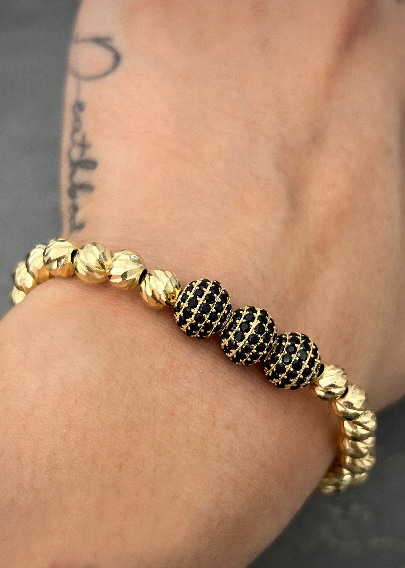 Pulsera en hilo negro con bolas de fuego y diamantadas 11.7gr / Oro Amarillo (Joya) M