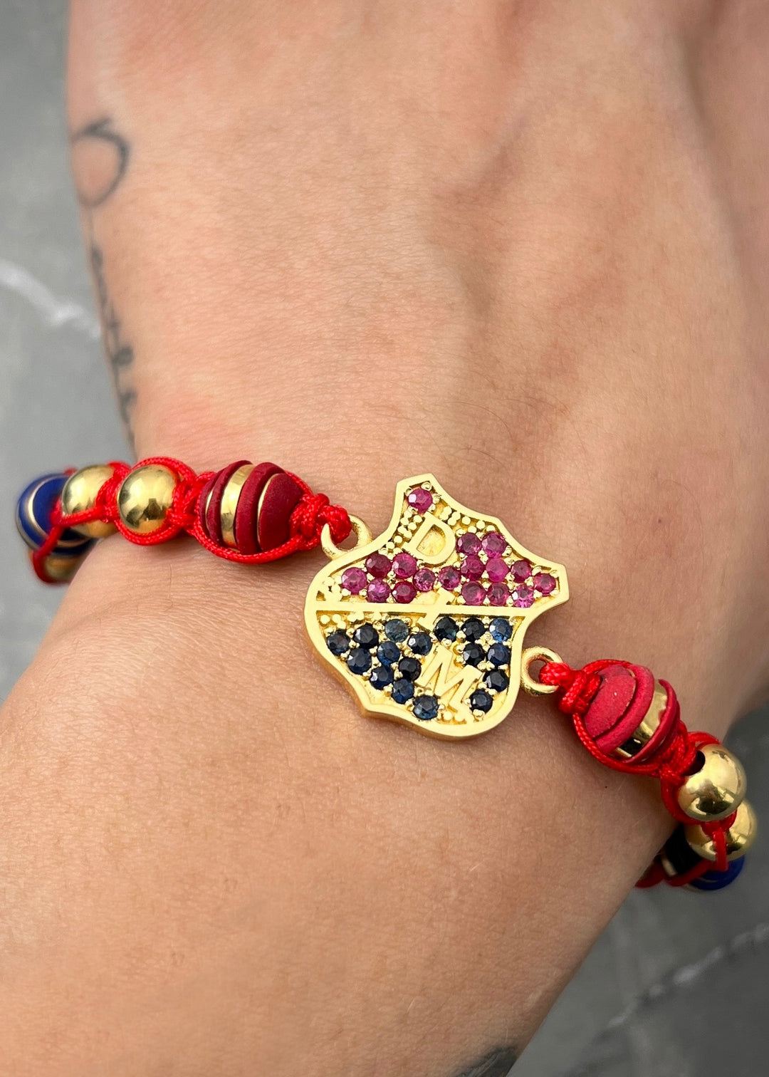Pulsera en hilo rojo del medellin con 76pts de rubie y 72pts de zafiro 8gr — Oro Amarillo