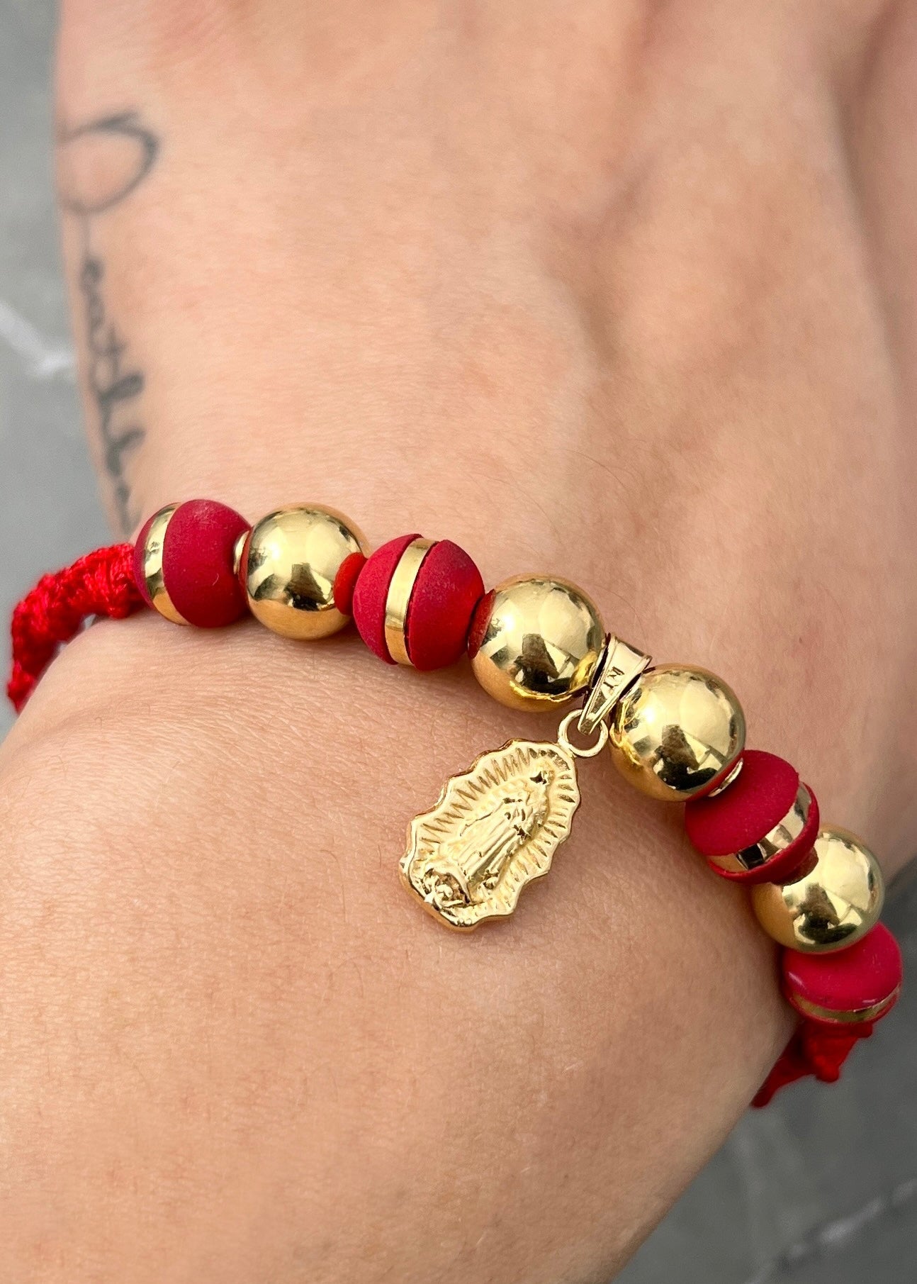 Pulsera en hilo rojo con dije virgen de guadalupe 1.85gr / Oro Amarillo (Joya) M