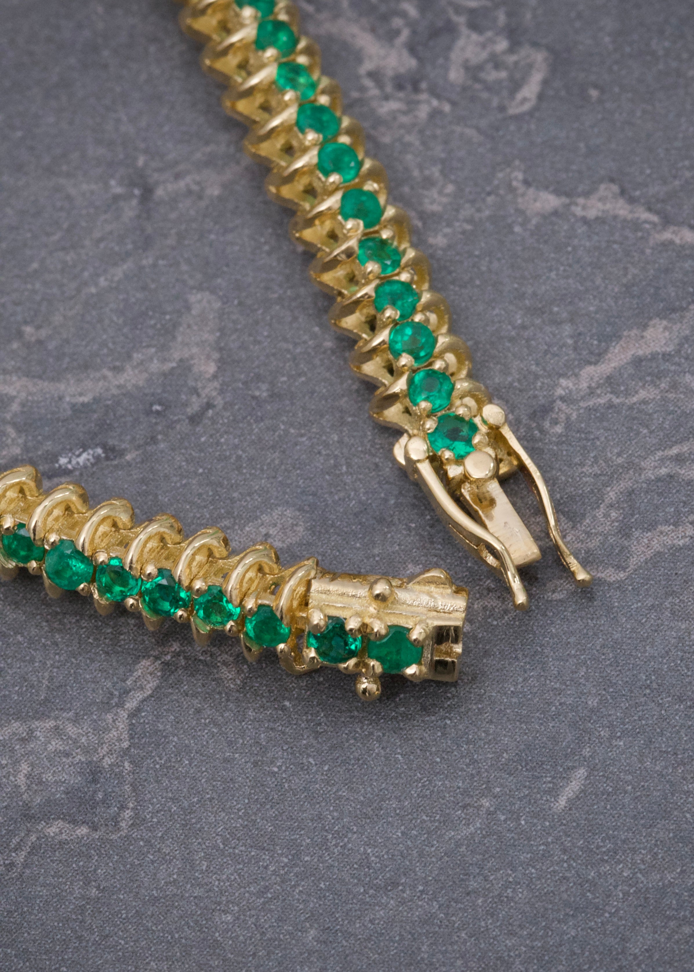 Pulso tenis con 260pts de esmeraldas 17.7gr / Largo 18.5cm / Oro Amarillo (Joya) M