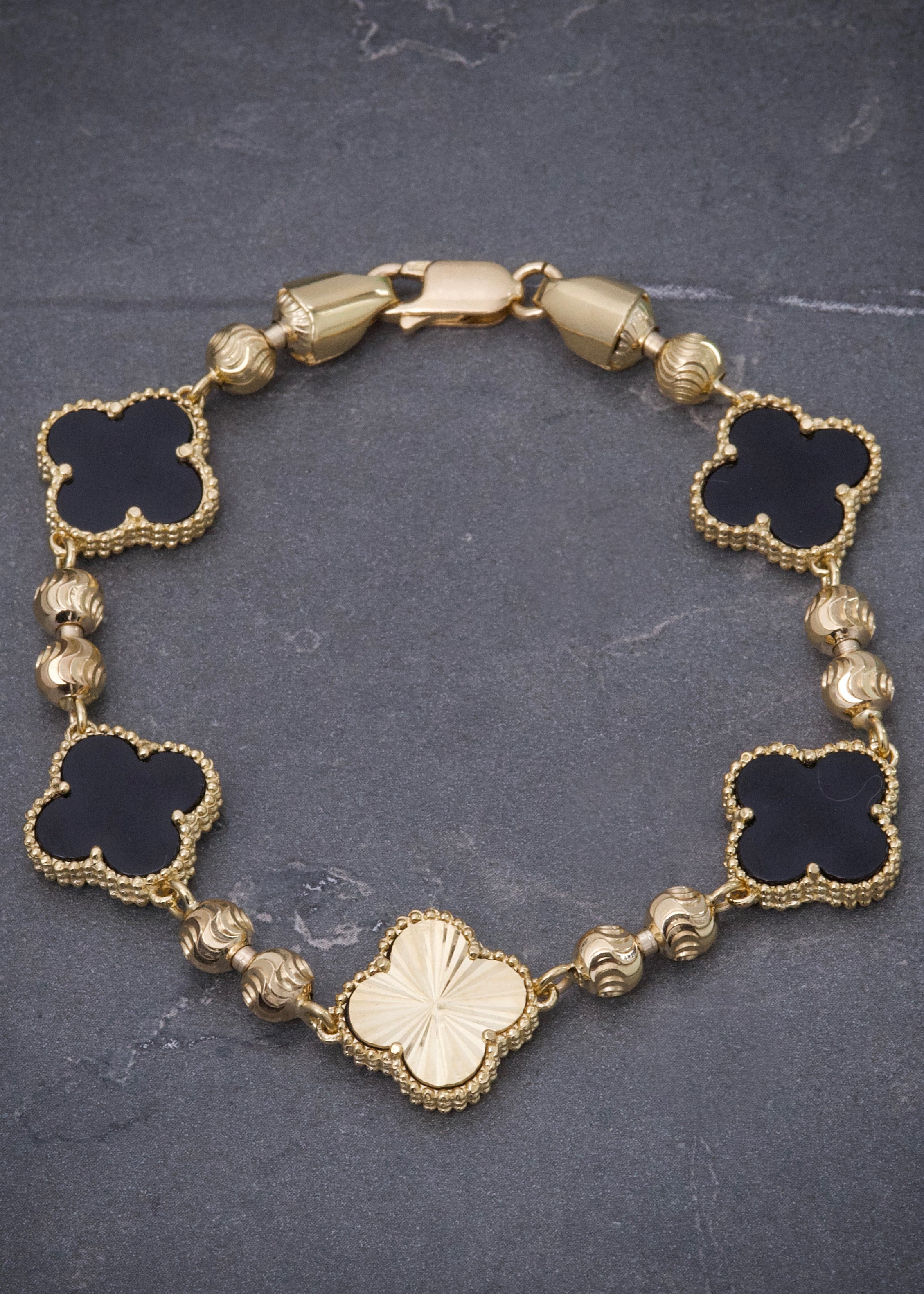 Pulso lucky clover piedra negra y diamantado 14.4gr / Largo 18cm / Oro Amarillo (Joya) M