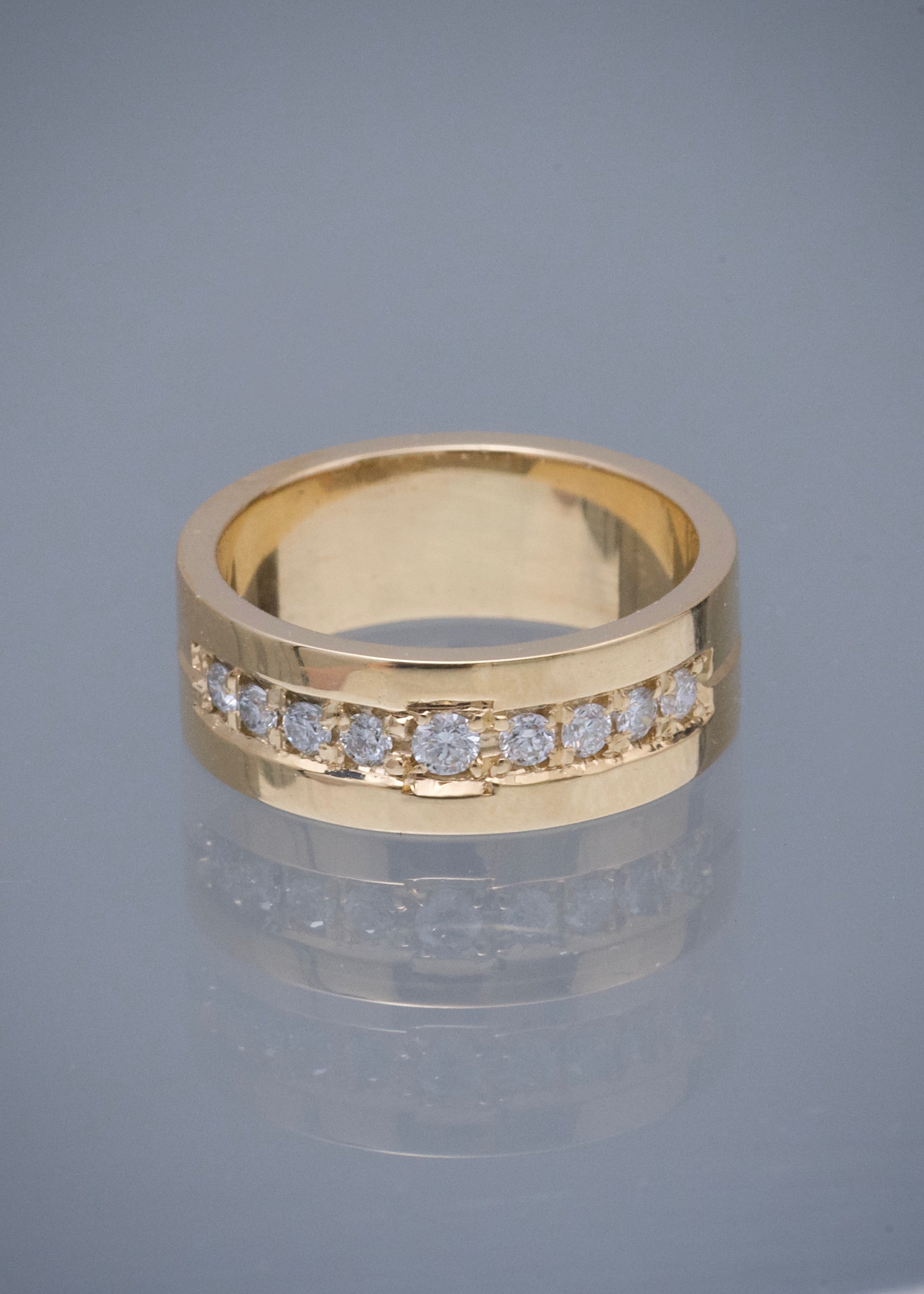 Argolla con 5pts de diamante central y 24pts de diamantes laterales 8.25gr / TALLA 5 1/2 / Oro Amarillo (Joya) M