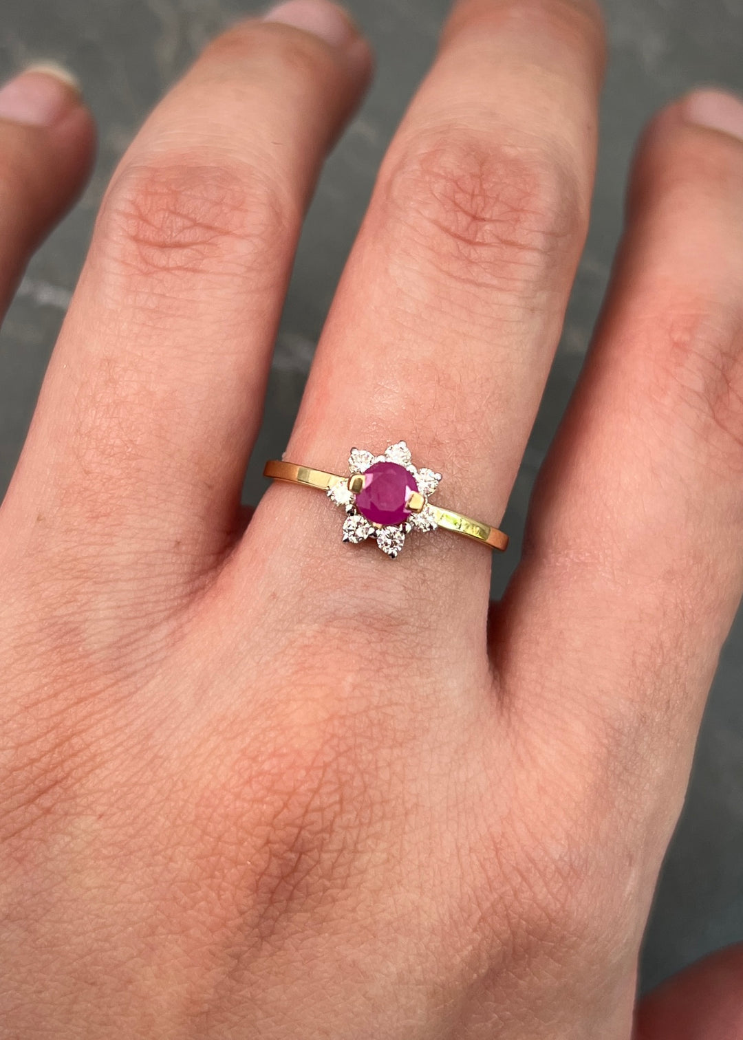 Solitario con 37pts de rubie y 18pts de diamantes 2.1gr / Talla 6 1/2 — Oro Amarillo