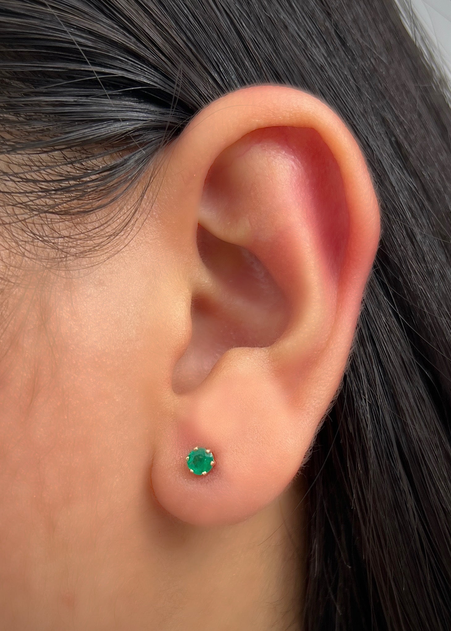 Topos con 30pts de esmeralda 0.75gr / Largo 0.38cm / Oro Rosado (Joya) M