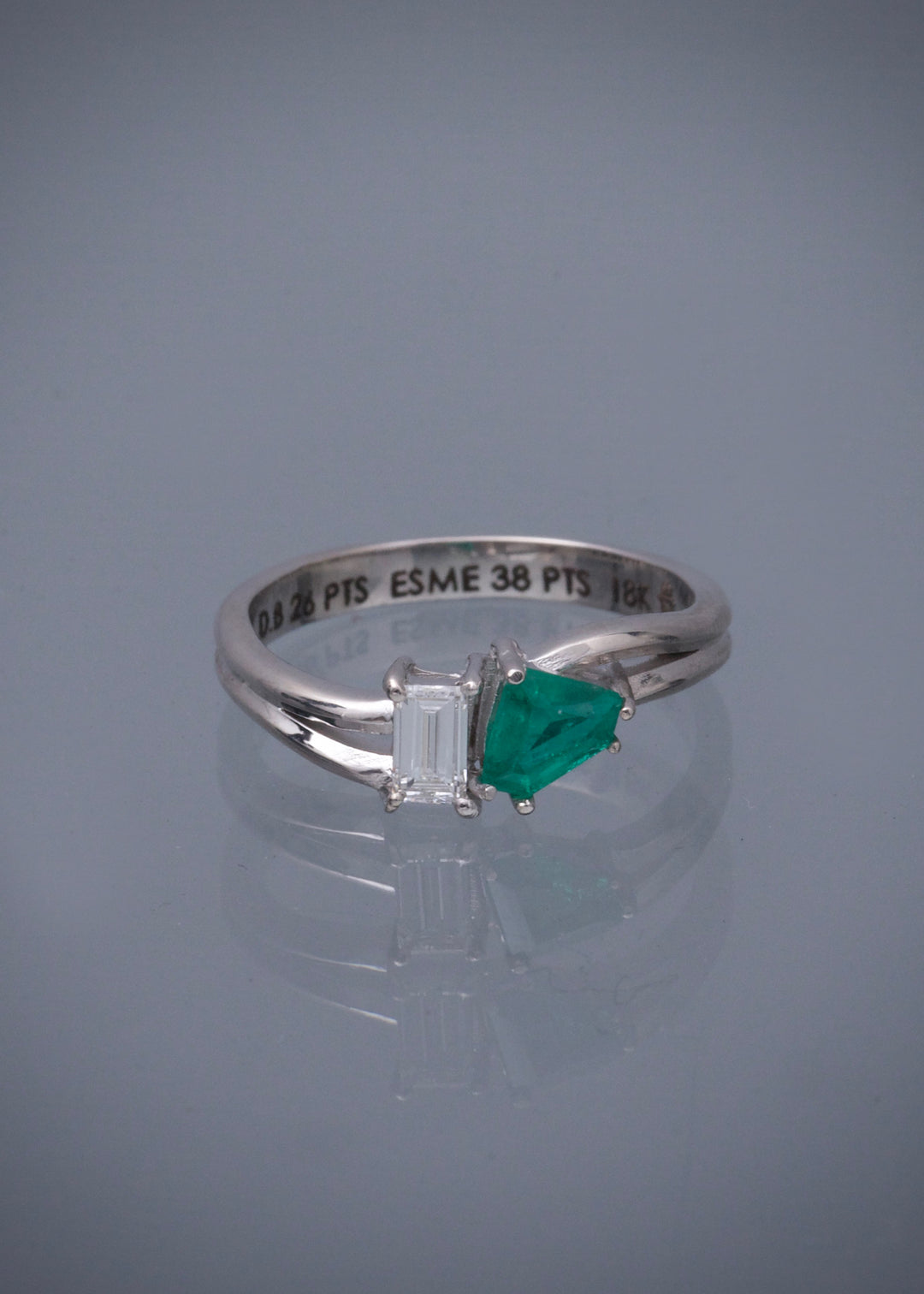 Anillo con 26pts de diamante y 38pts de esmeralda 3.1gr / Talla 6 1/2 — Oro Blanco