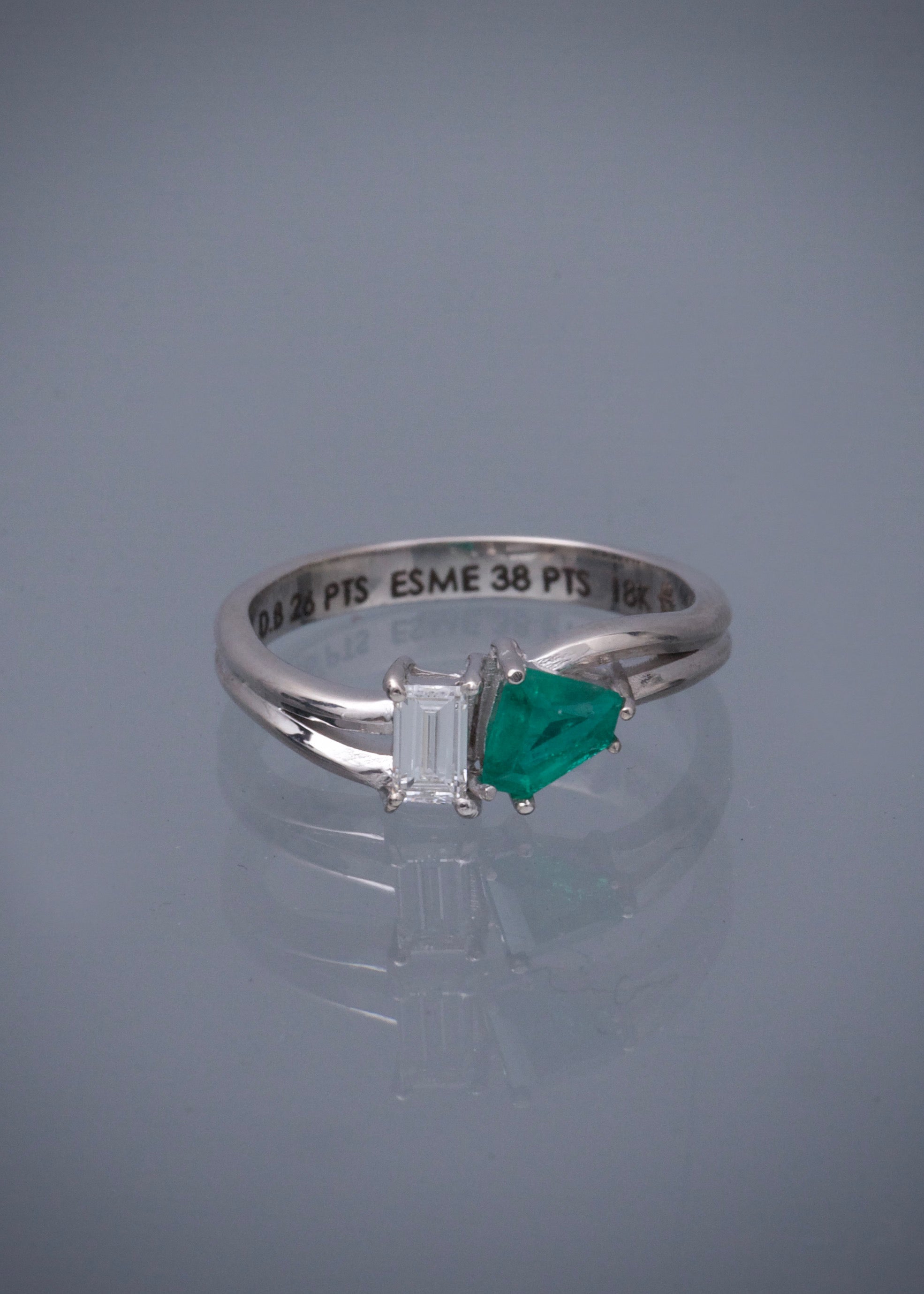 Anillo con 26pts de diamante y 38pts de esmeralda 3.1gr / TALLA 6 1/2 / Oro Blanco (Joya) B