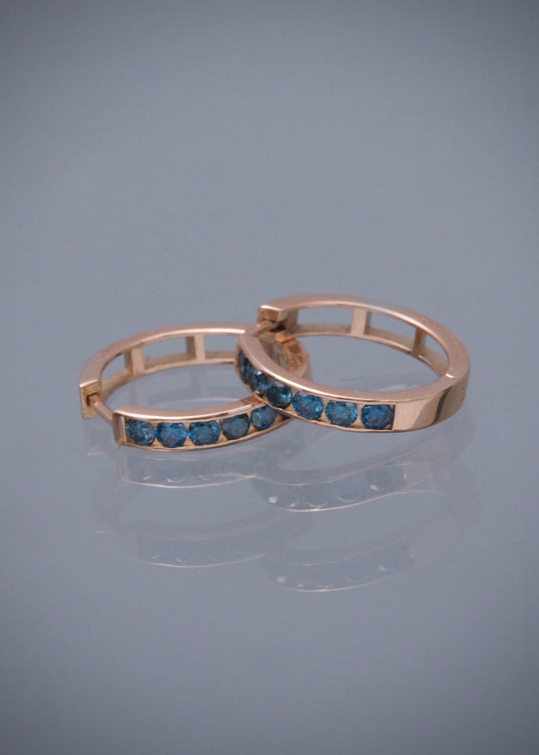 Candongas con 40pts de diamantes azules 2.55gr / Largo 1.4cm / Oro Rosado (Joya) M