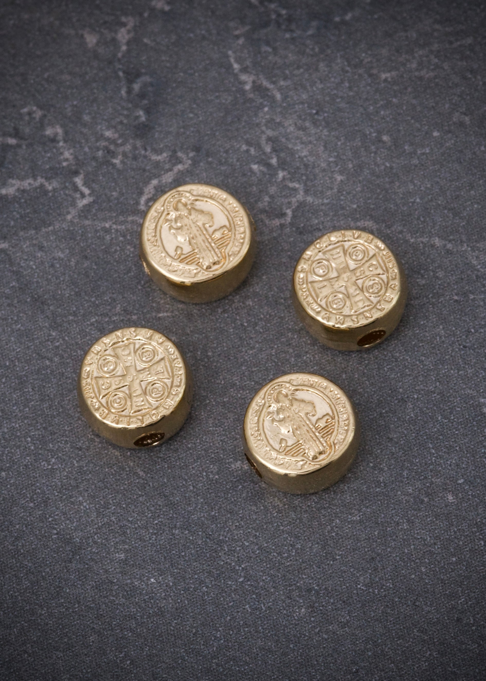 Herraje san benito 0.2gr / Largo 0.6cm / Oro Amarillo Nac B