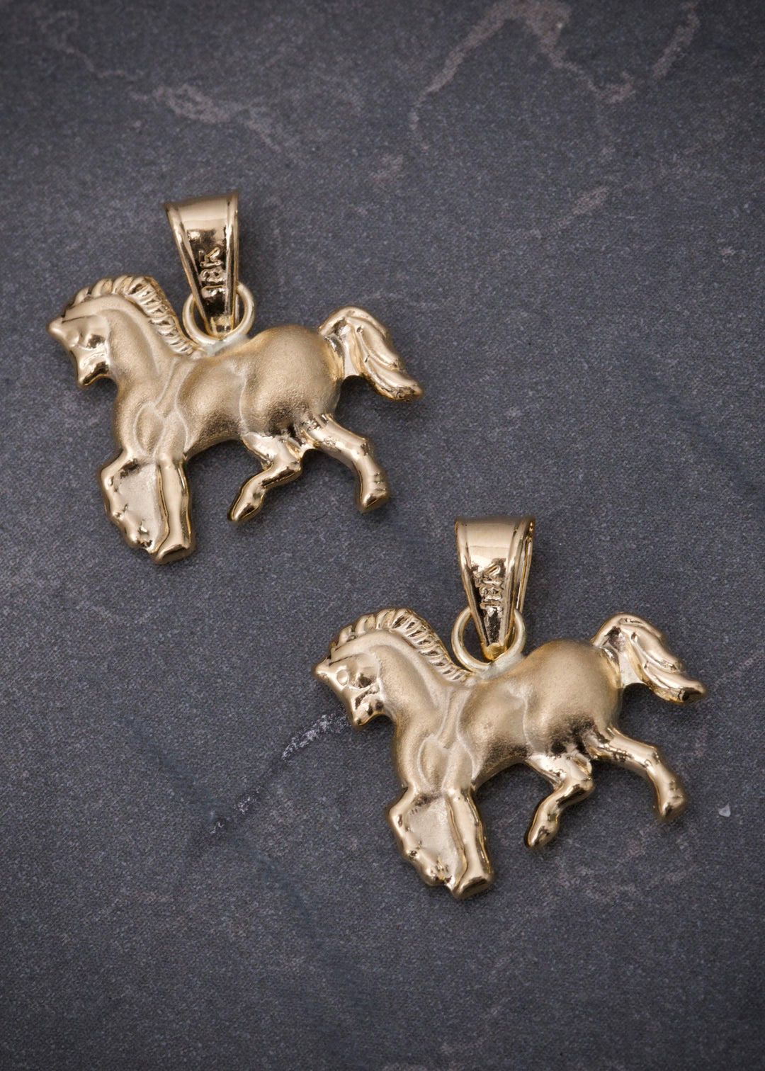 Dije caballo 0.9gr / Largo 1.8cm — Oro Amarillo