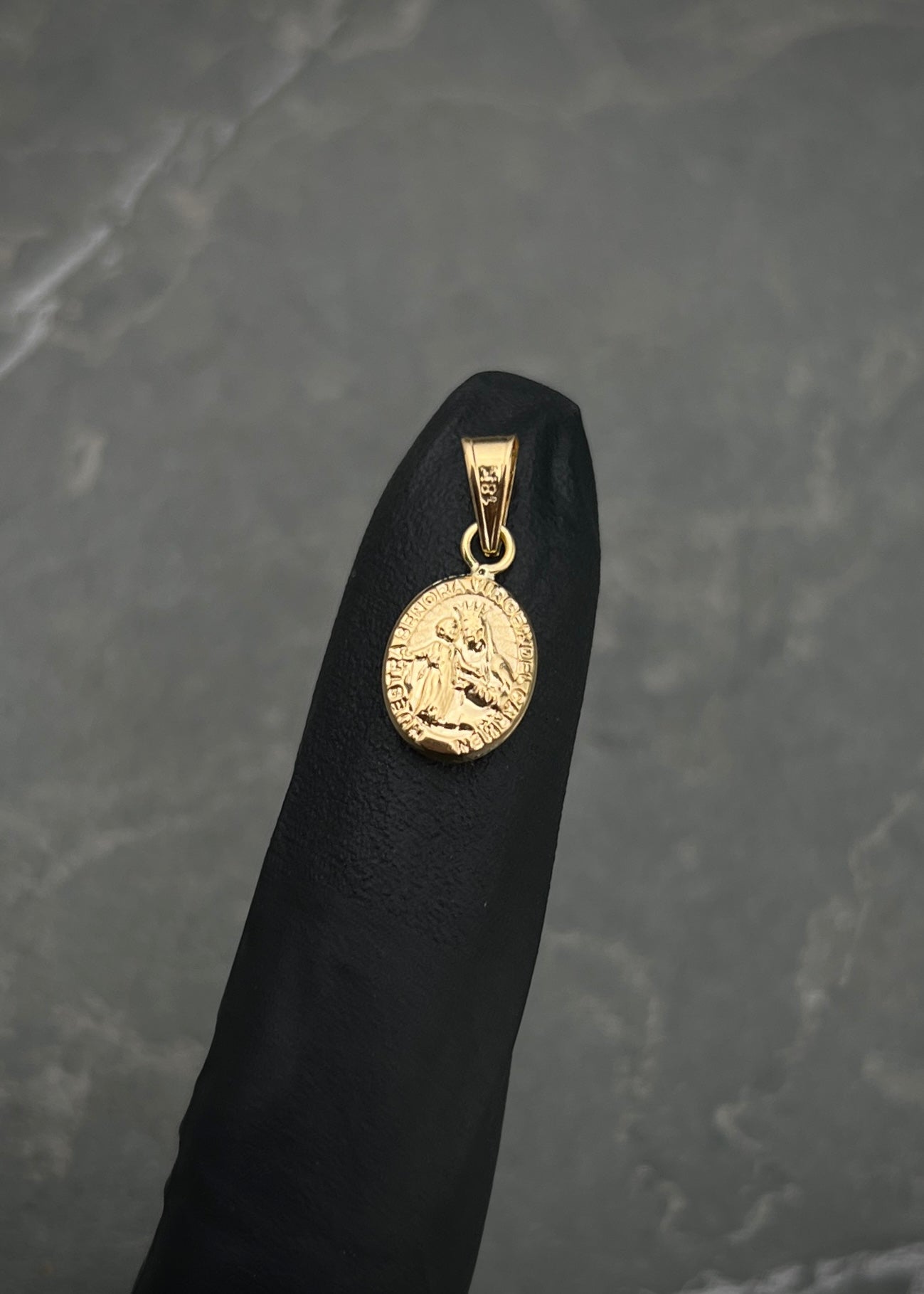 Dije virgen del carmen 0.4gr / Largo 1.7cm / Oro Amarillo Nac P