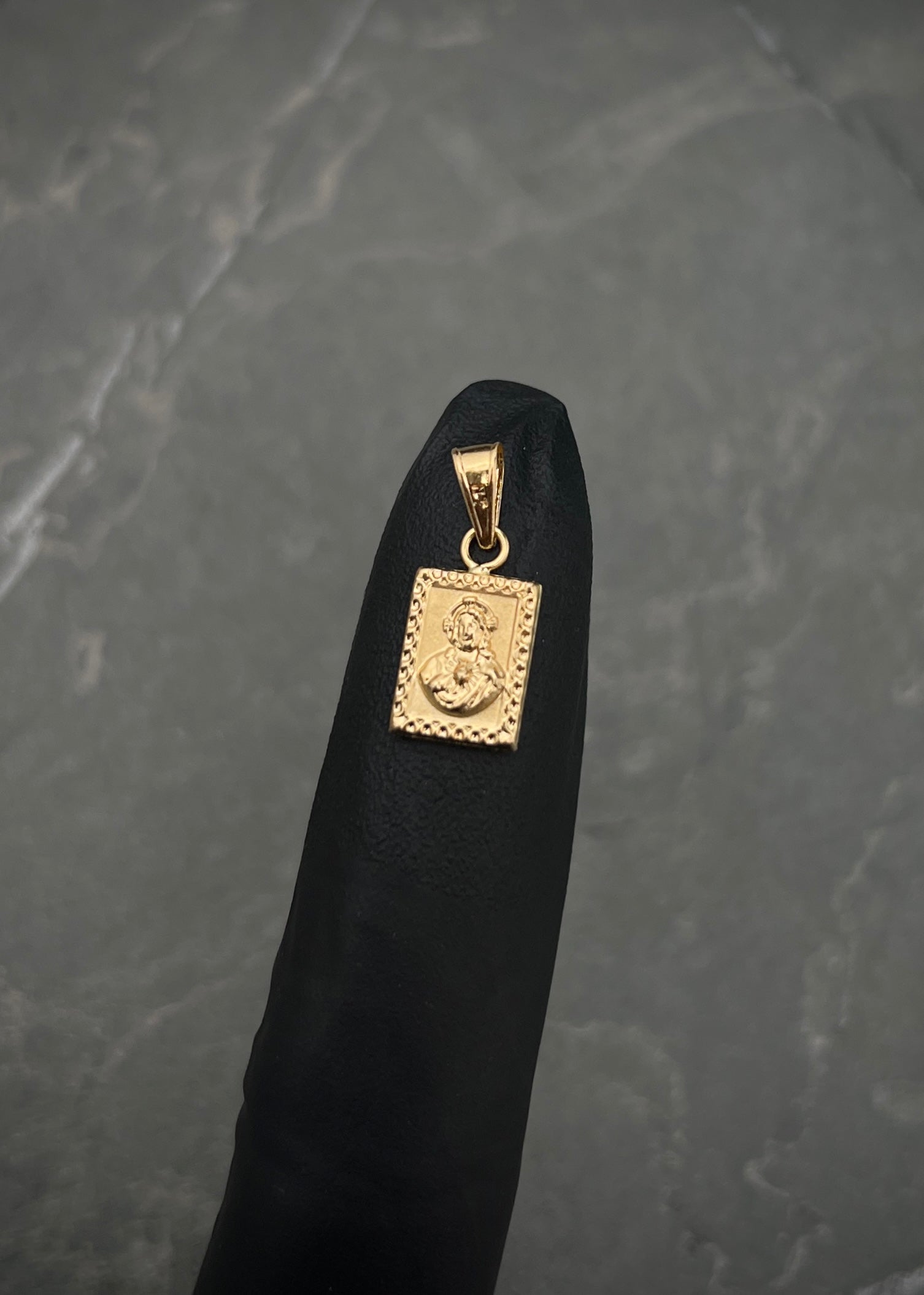 Dije corazon de jesus y virgen del carmen 0.5gr / Largo 1.7cm / Oro Amarillo Nac P