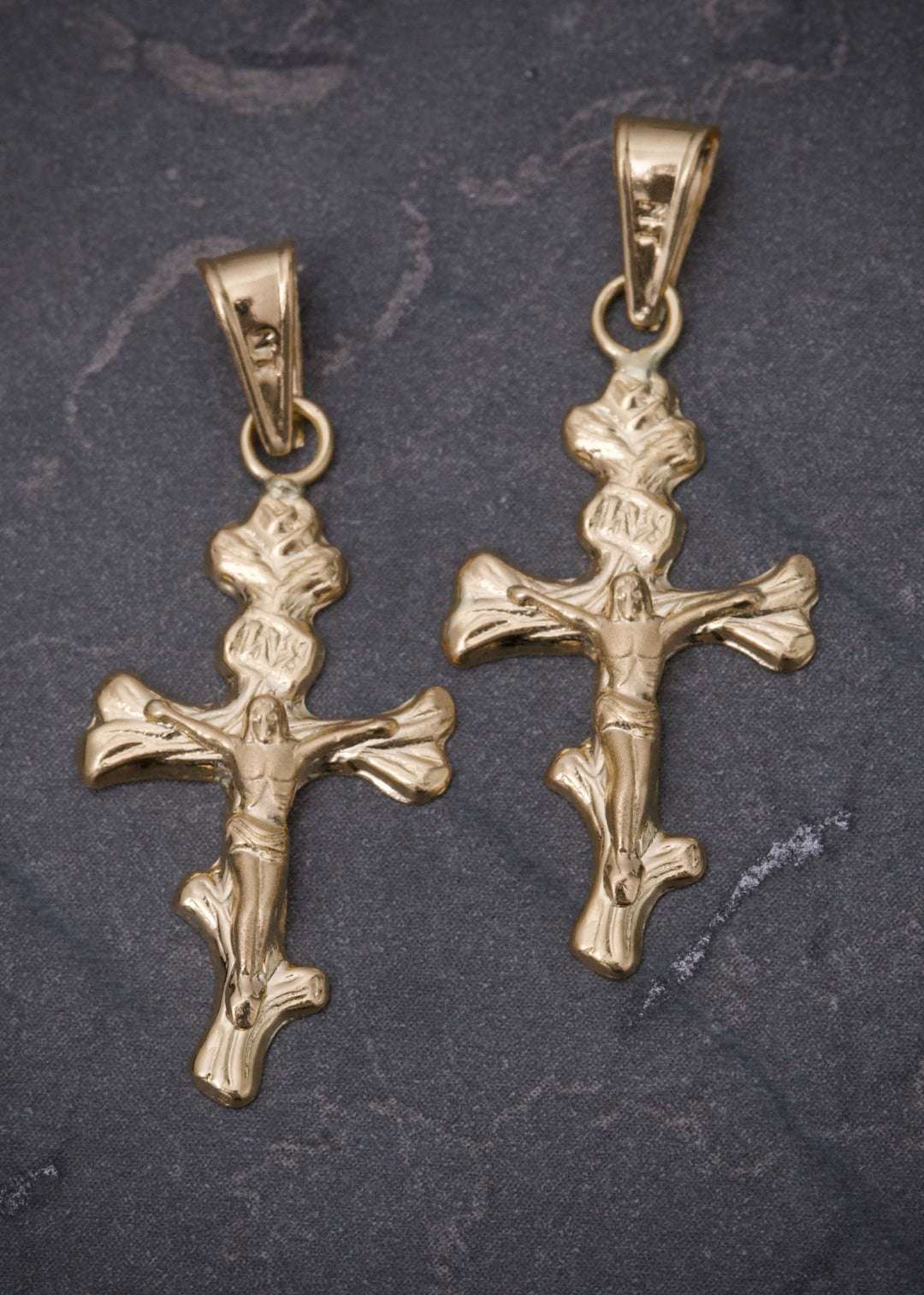 Dije cruz con Cristo 0.9gr / Largo 3.1cm — Oro Amarillo
