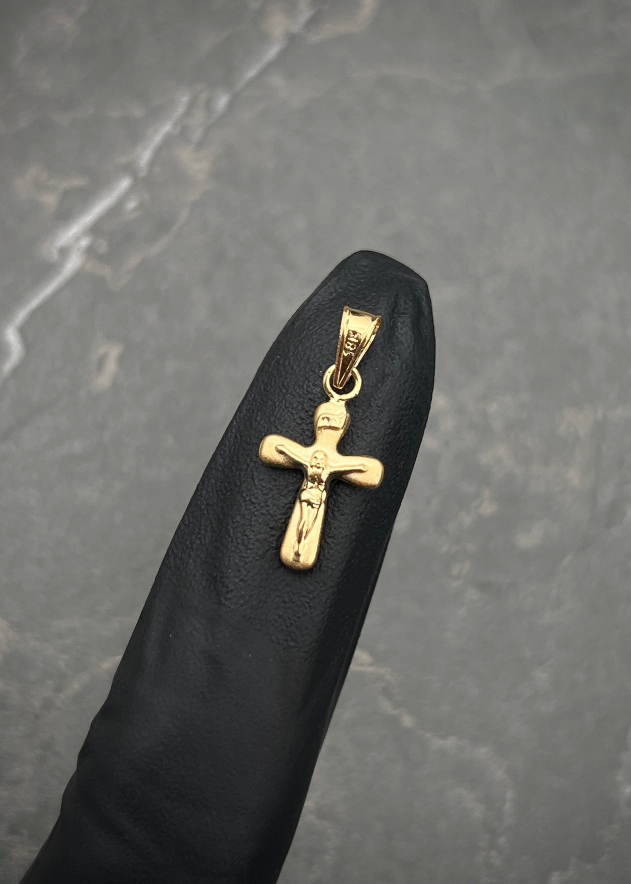 Dije cristo 0.35gr / Largo 2cm / Oro Amarillo Nac P