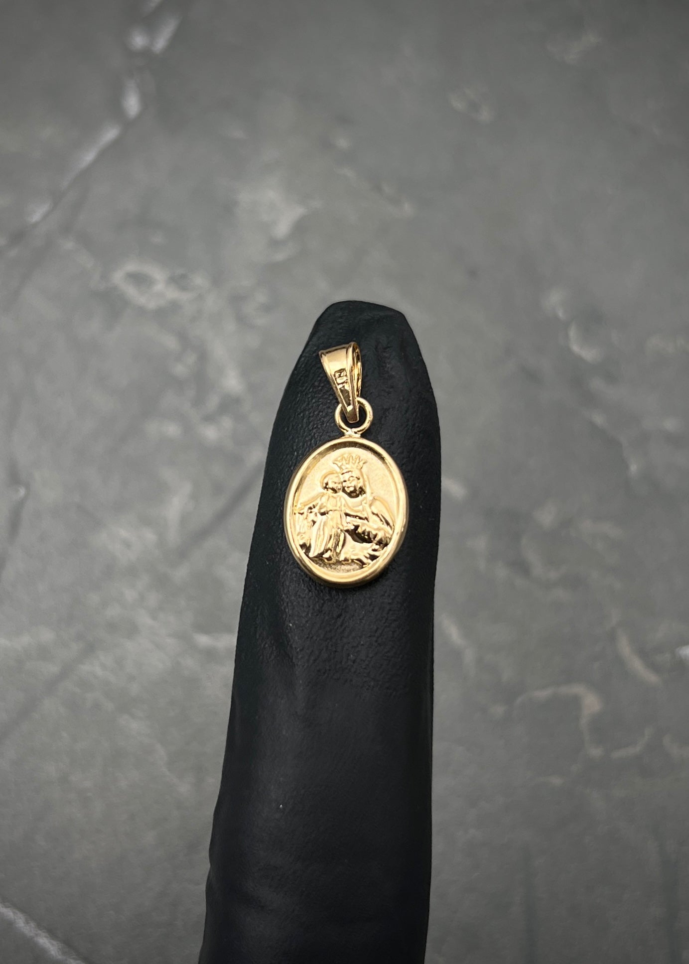 Dije virgen del carmen 0.6gr / Largo 1.9cm / Oro Amarillo Nac P