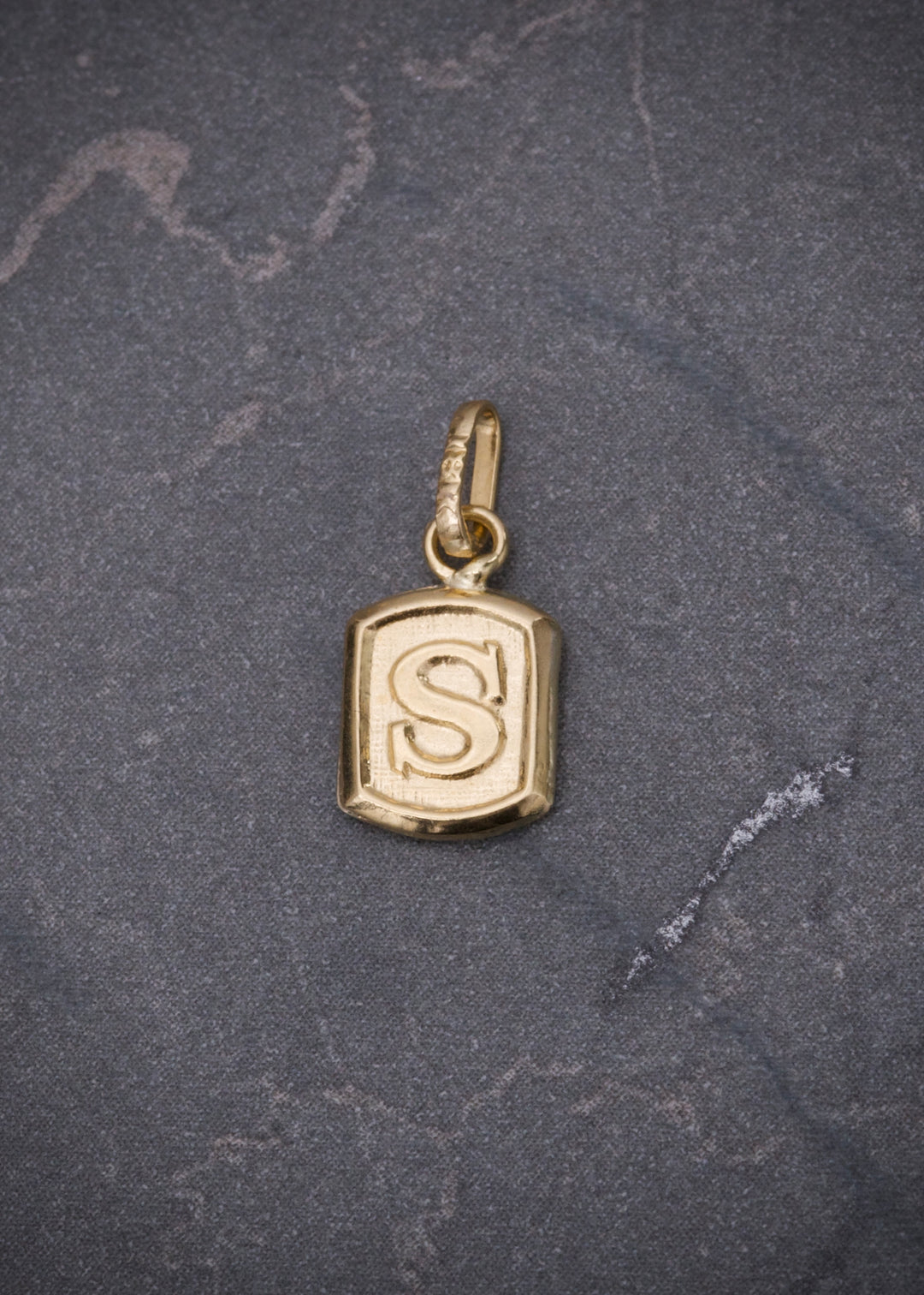 Dije Letra S 0.35gr / 1.5cm / 6mm — Oro Amarillo