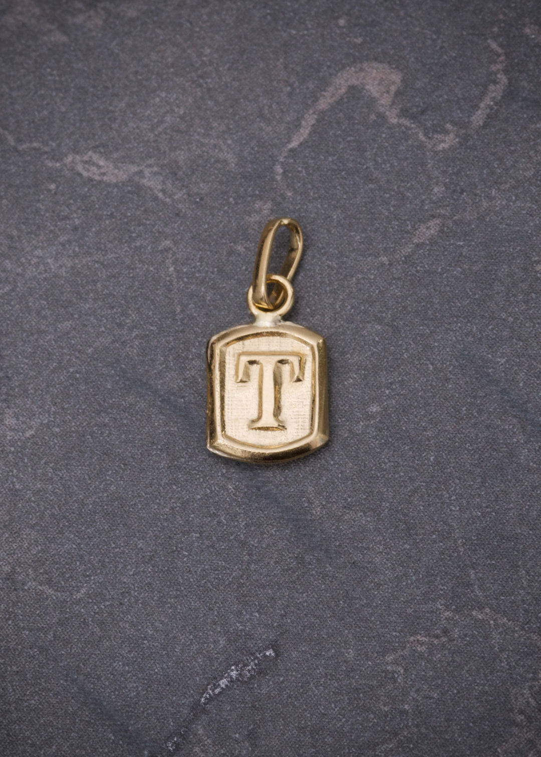 Dije Letra T 0.4gr / 1.4cm / 6mm — Oro Amarillo