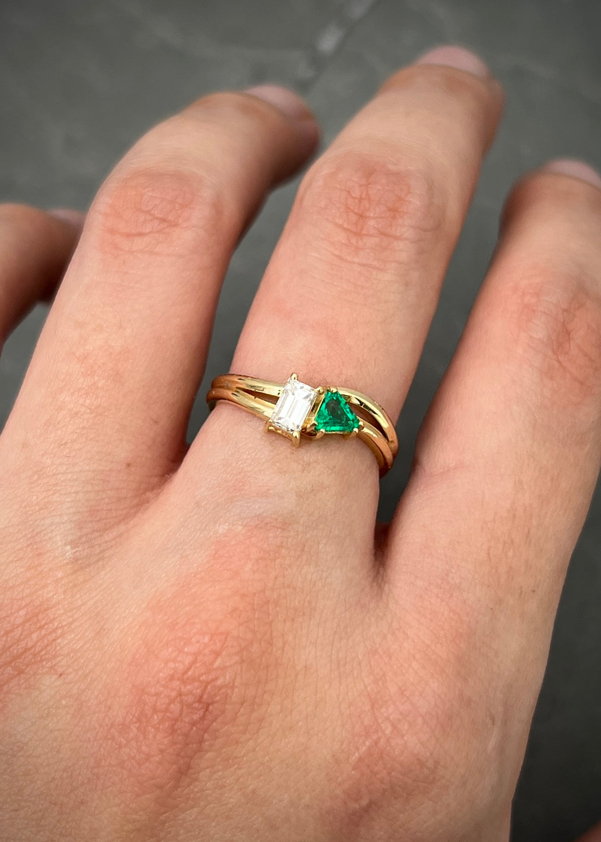 Anillo con 29pts de diamante y 19pts de esmeralda 2.85gr / TALLA 5 1/2 / Oro Amarillo (Joya) B