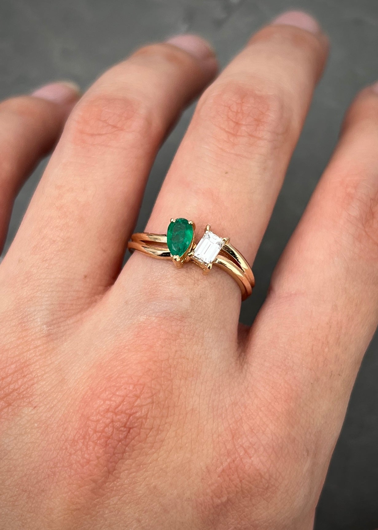 Anillo con 29pts de diamante y 29pts de esmeralda 3.05gr / TALLA 6 1/4 / Oro Rosado (Joya) B