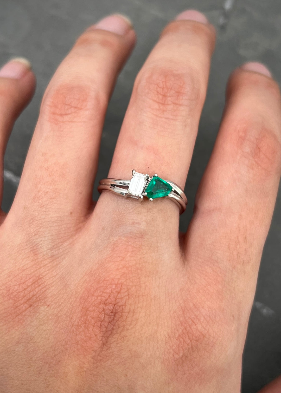 Anillo con 26pts de diamante y 38pts de esmeralda 3.1gr / Talla 6 1/2 — Oro Blanco