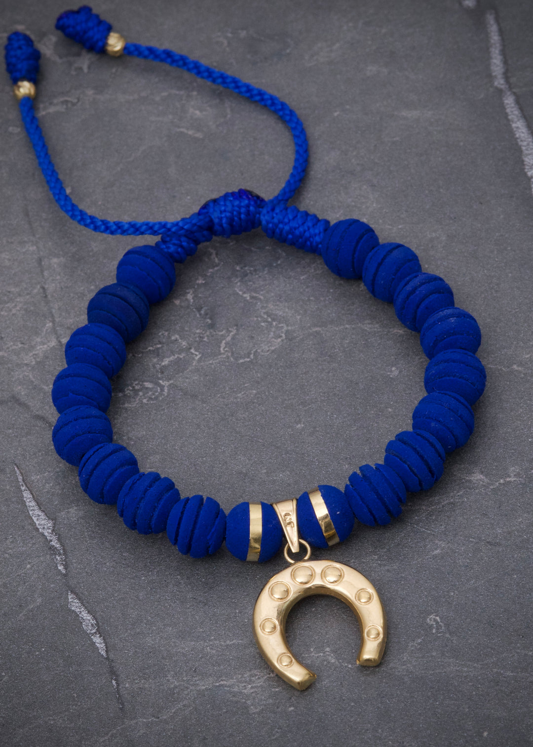 Pulsera en hilo azul con dije de herradura 1.25gr — Oro Amarillo