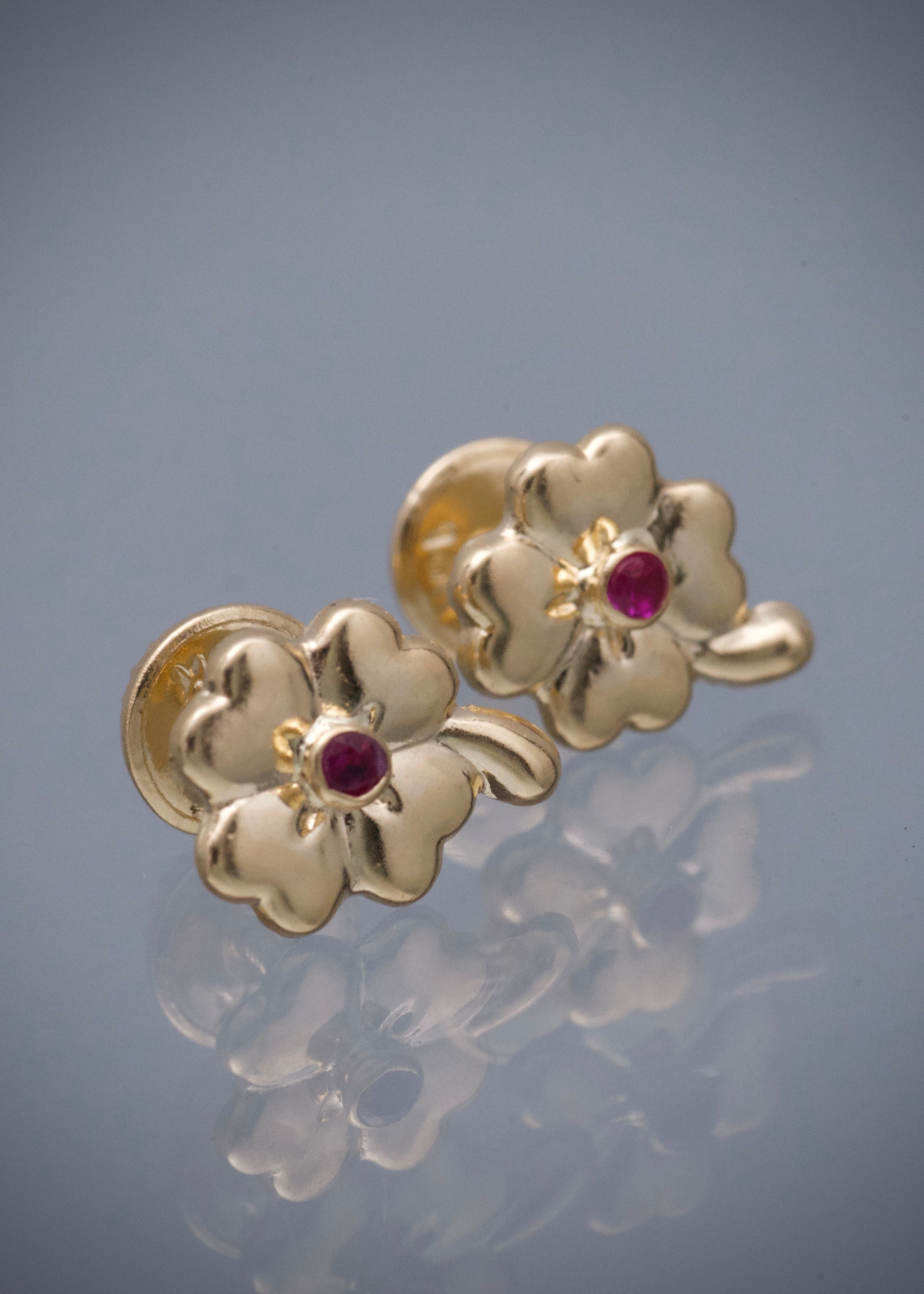 Topos trebol con swarovski fucsia 0.75gr / Largo 1cm / Oro Amarillo Nac P