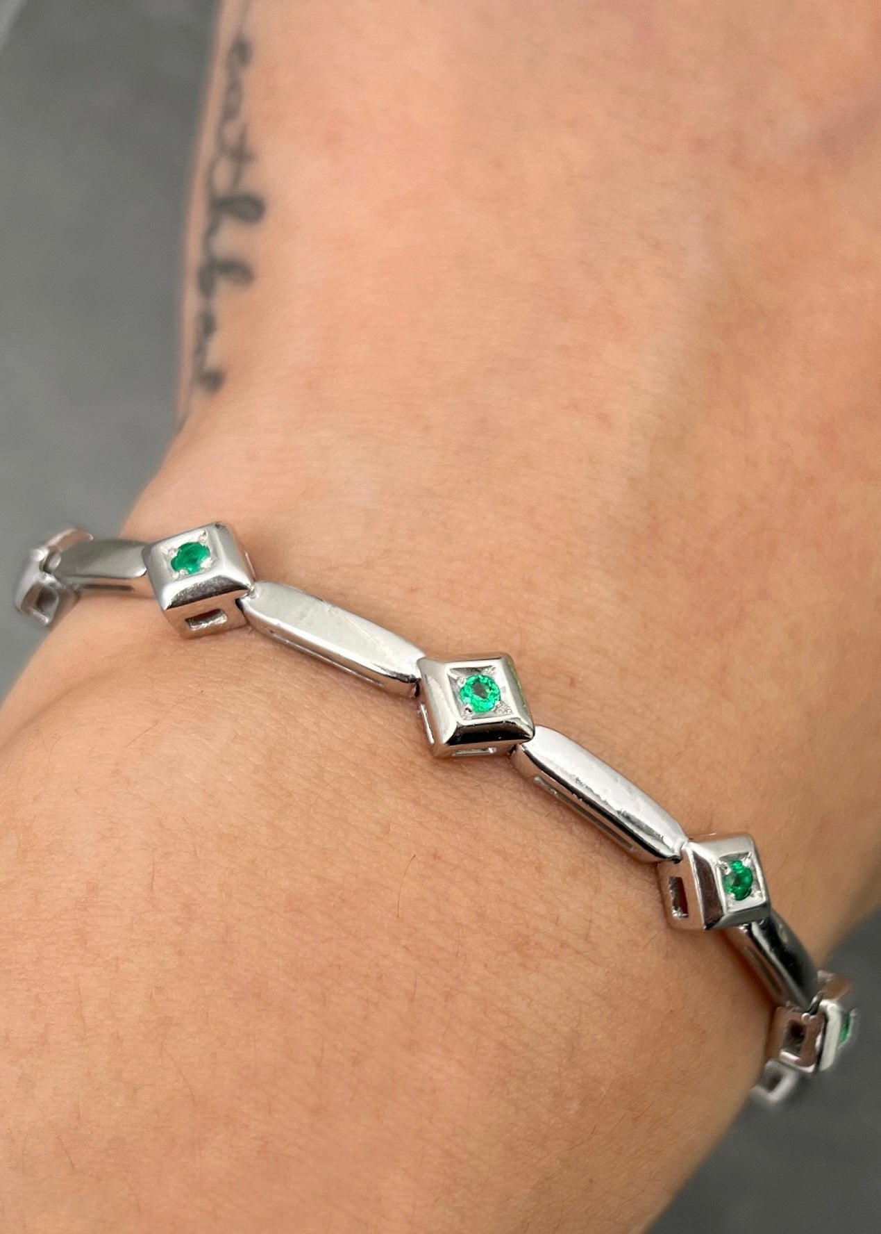 Pulso con 70pts de esmeraldas 15.45gr / Largo 19cm / Oro Blanco (Joya) M