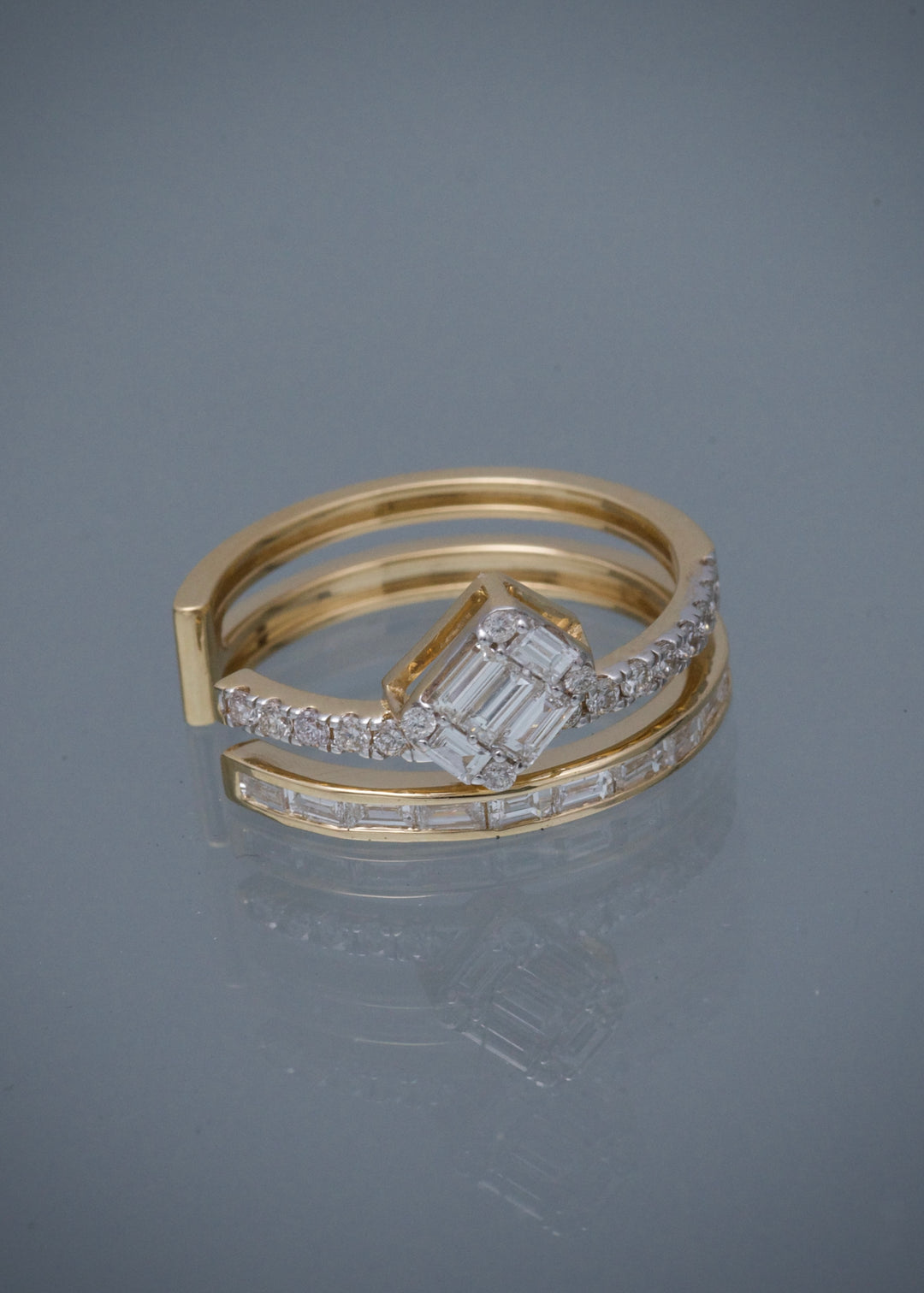 Anillo con 58pts de baguette y 18pts de diamantes 3.85gr / Talla 6 1/2 — Oro Amarillo