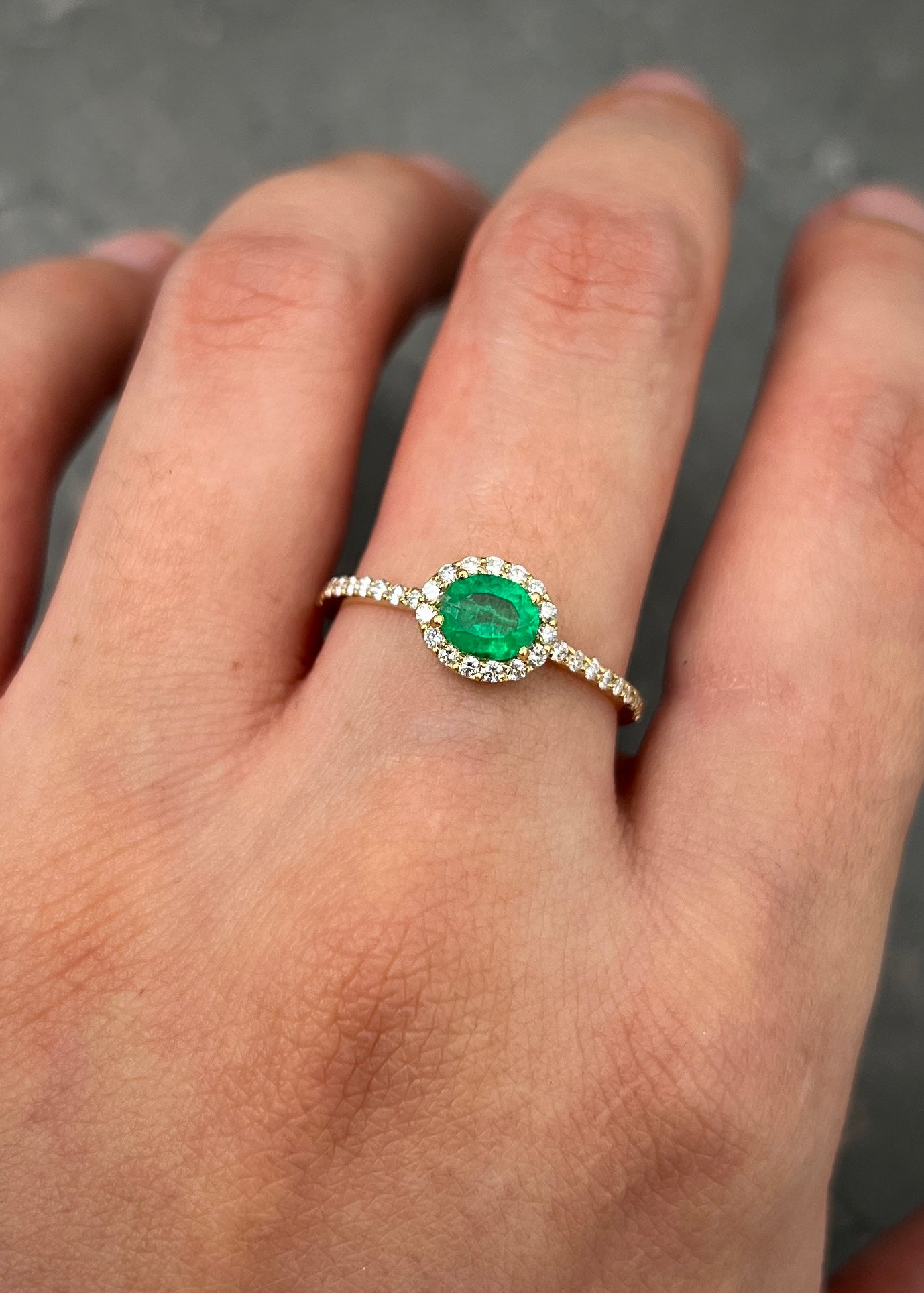 Solitario con 51pts de esmeralda y 28pts de diamantes 2.05gr / TALLA 8 / Oro Amarillo (Joya) M