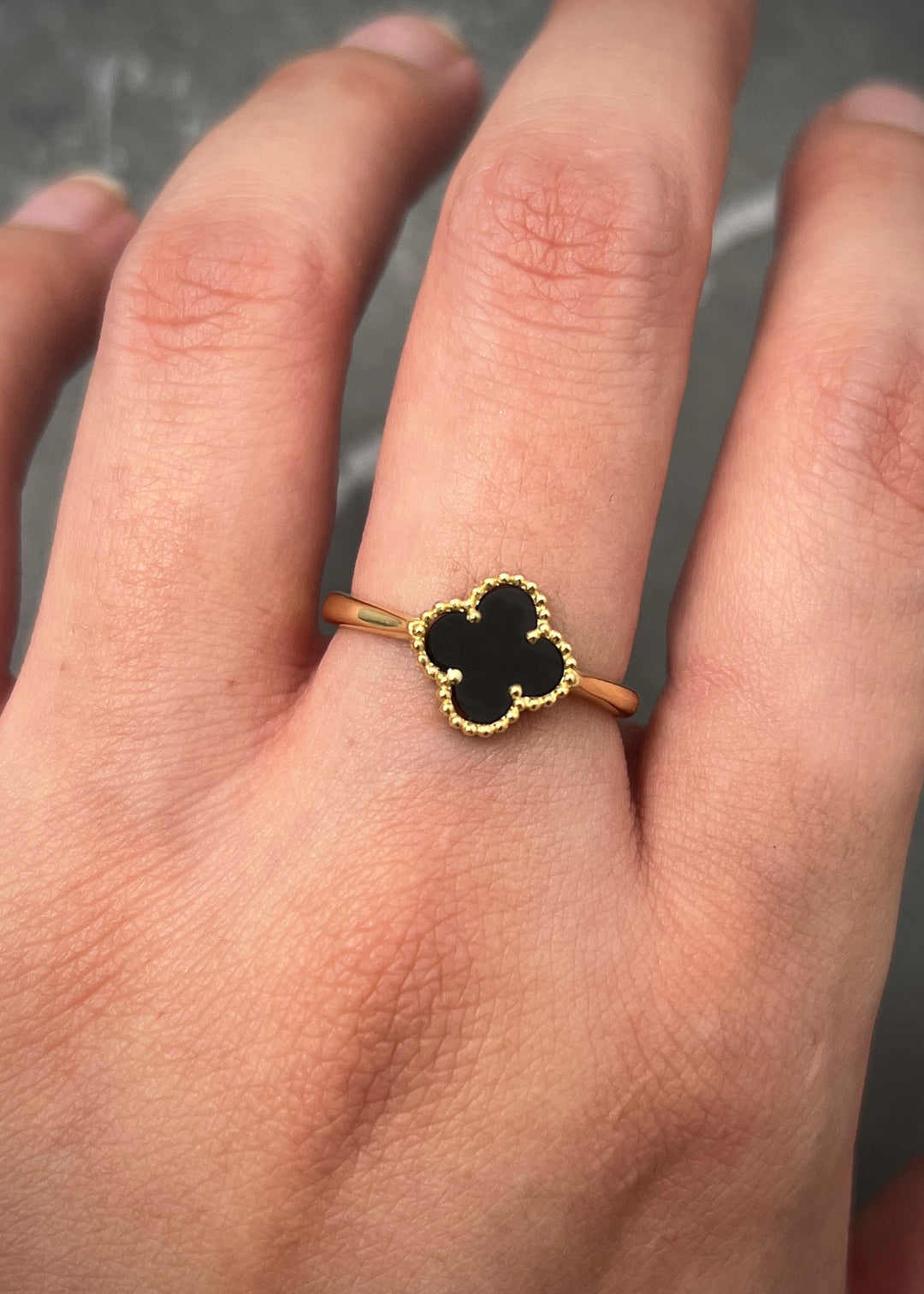 Anillo lucky clover piedra negra 3.1gr / Talla 5 3/4 — Oro Amarillo
