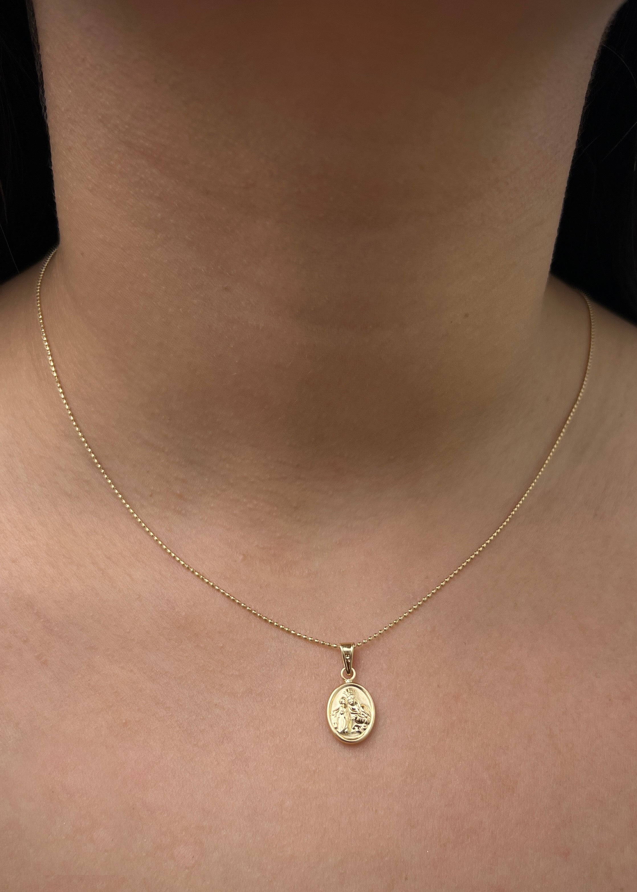 Dije virgen del carmen 0.6gr / Largo 1.9cm / Oro Amarillo Nac P